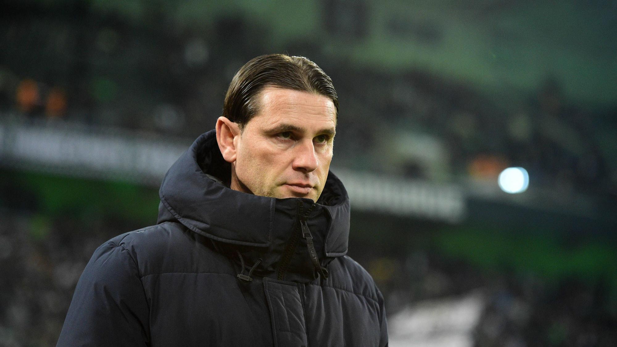 Borussia Mönchengladbachs Trainer Gerardo Seoane verfolgt konzentriert das Spielgeschehen.