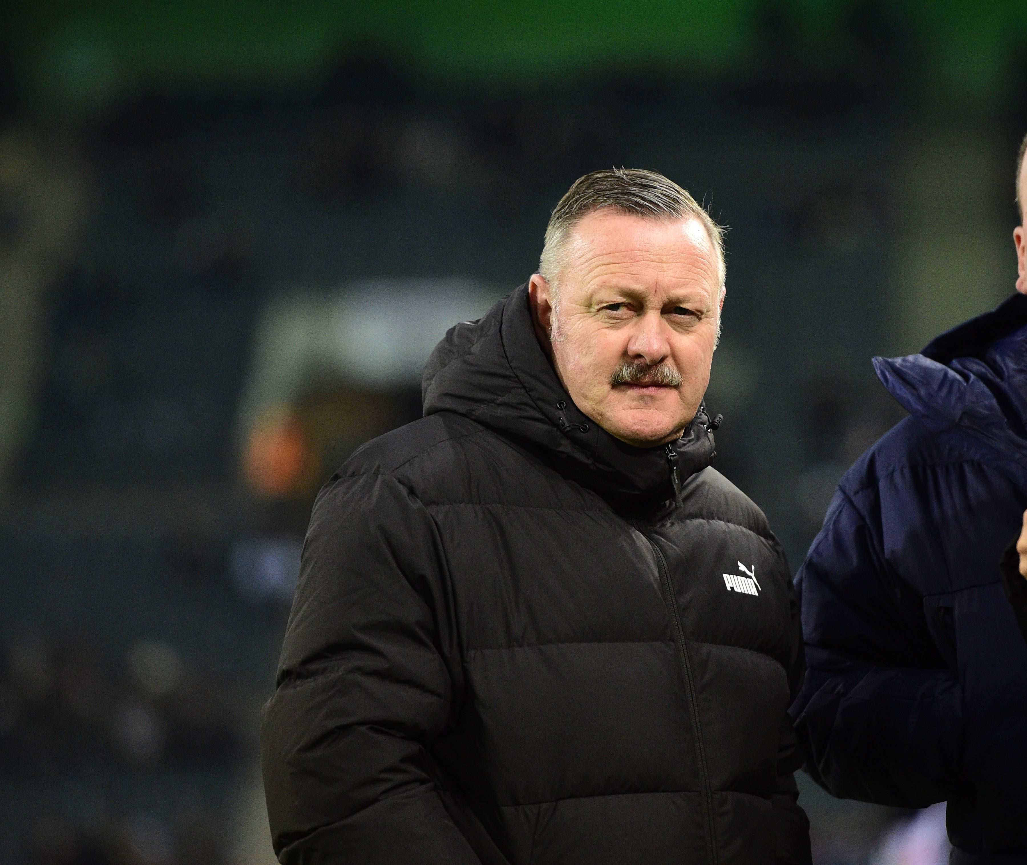 Sport-Geschäftsführer von Borussia Mönchengladbach mit fokussiertem Blick.