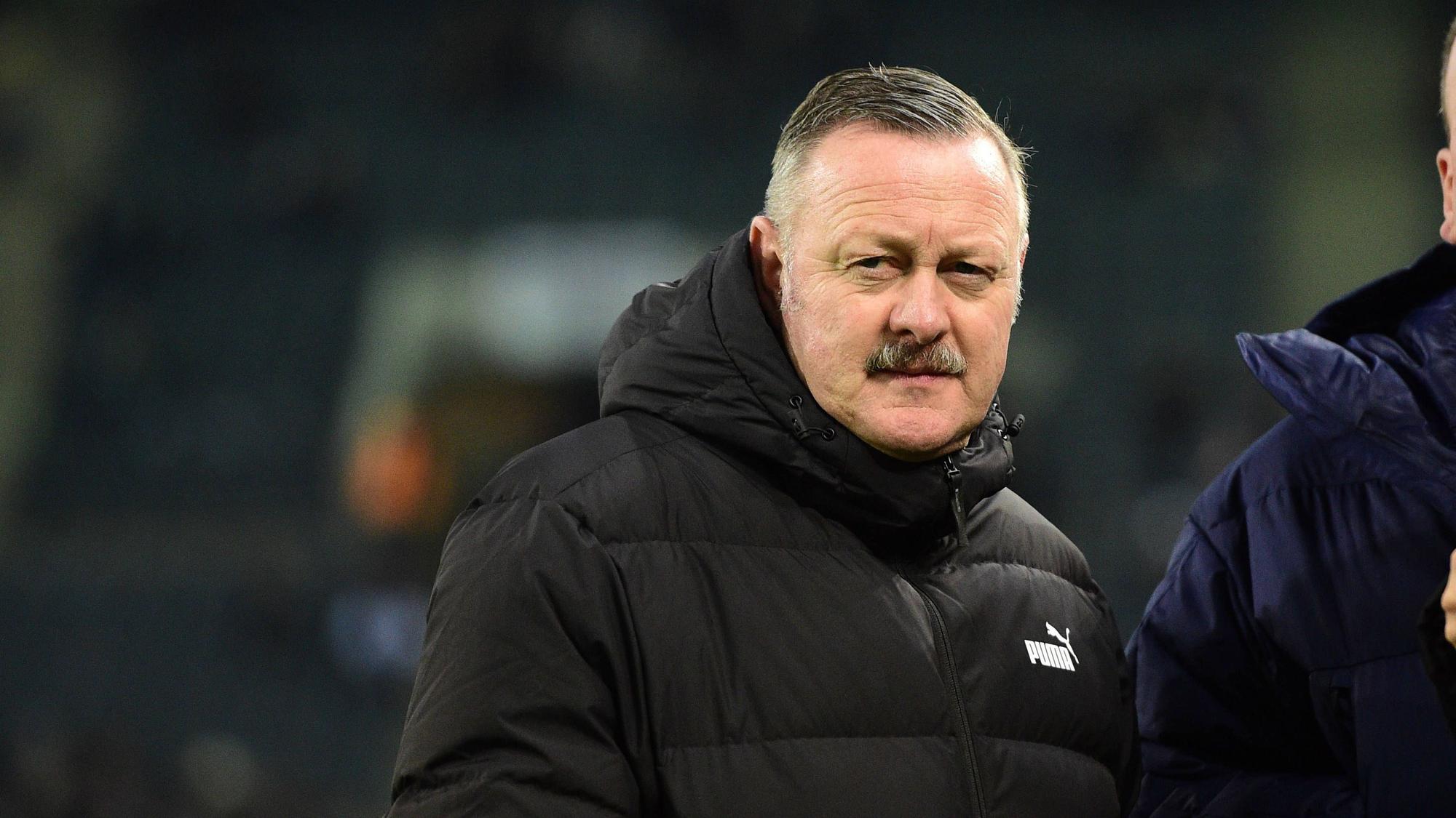 Sport-Geschäftsführer von Borussia Mönchengladbach mit fokussiertem Blick.