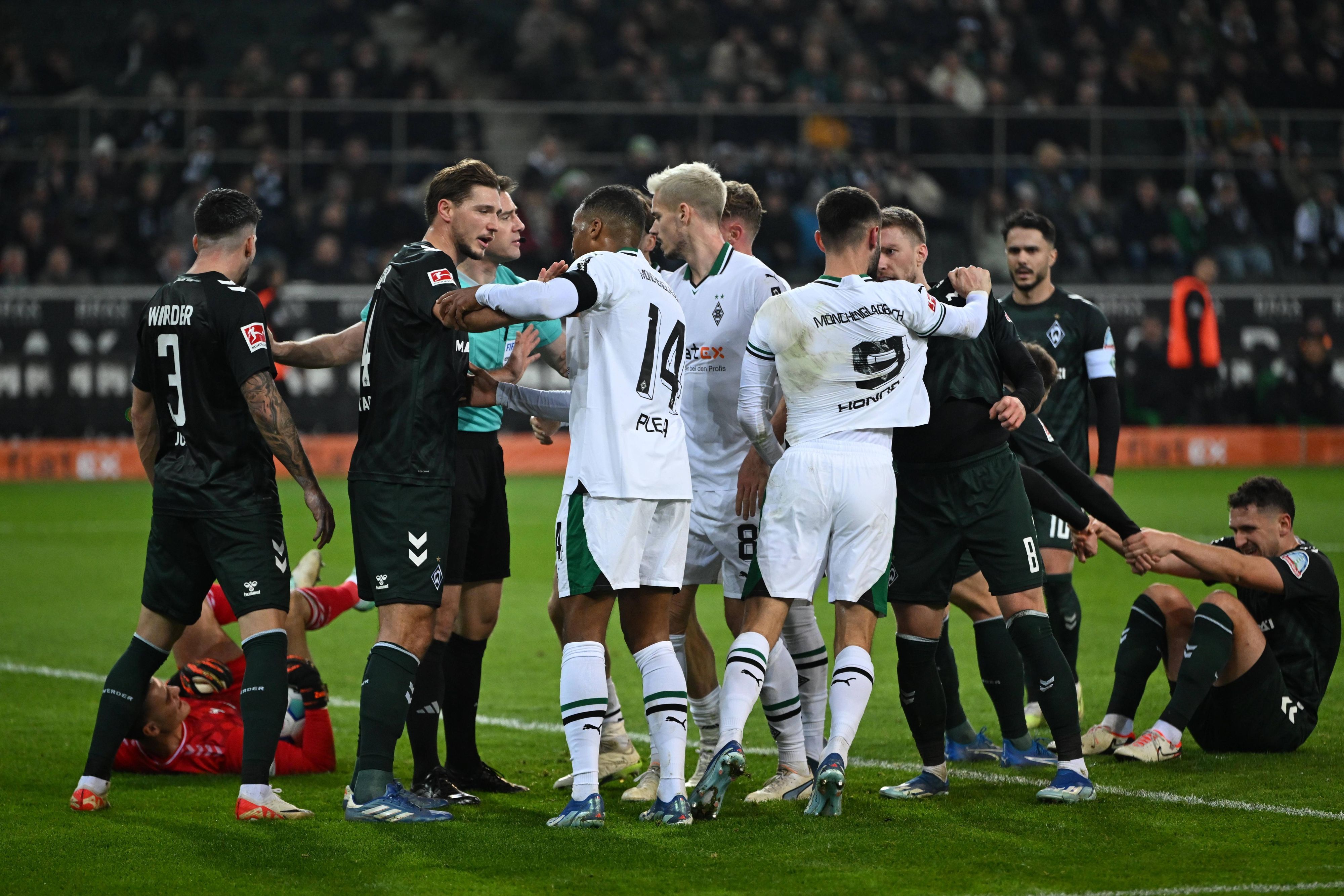 Spieler von Borussia Mönchengladbach während einer Rudelbildung gegen Werder Bremen.