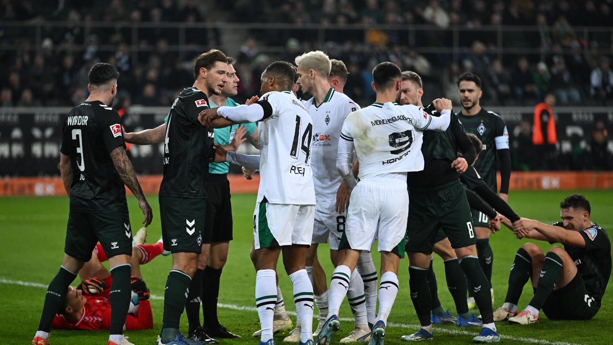 Spieler von Borussia Mönchengladbach während einer Rudelbildung gegen Werder Bremen.