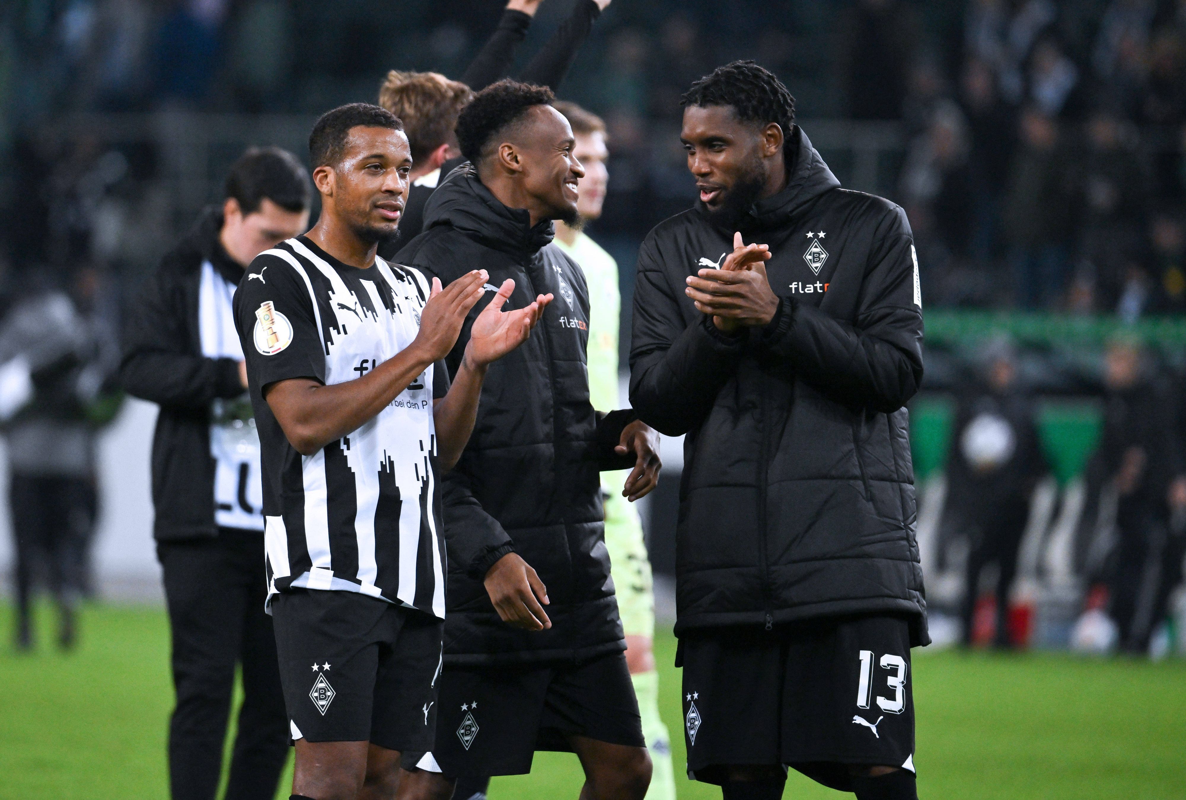 Spieler von Borussia Mönchengladbach klatschen vor den Fans nach einem Sieg.