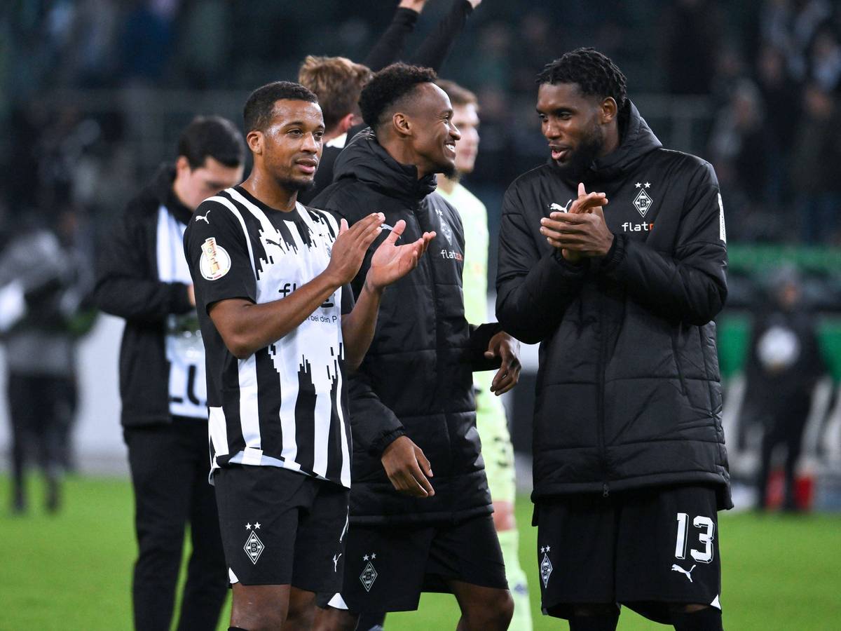 Spieler von Borussia Mönchengladbach klatschen vor den Fans nach einem Sieg.
