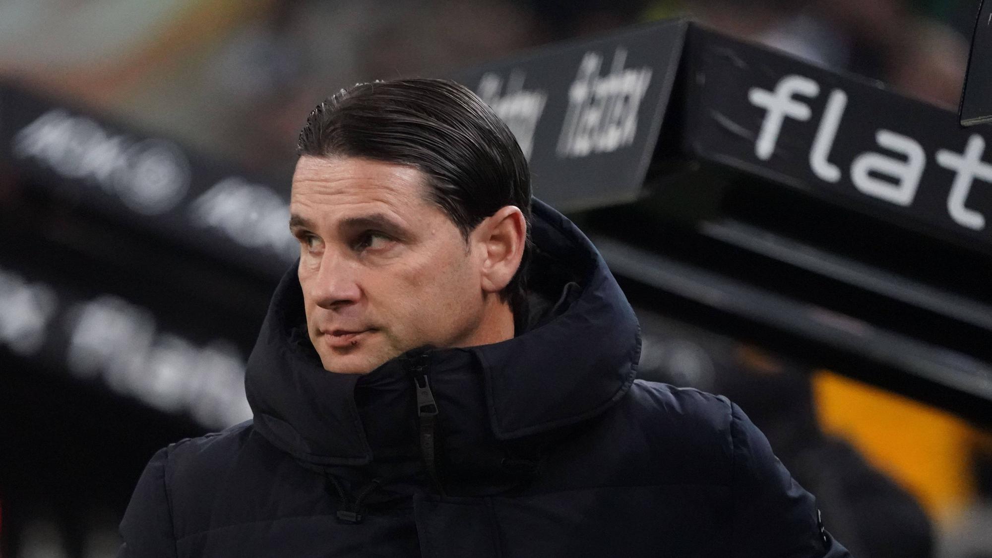 Gerardo Seoane vor der Borussia-Bank.