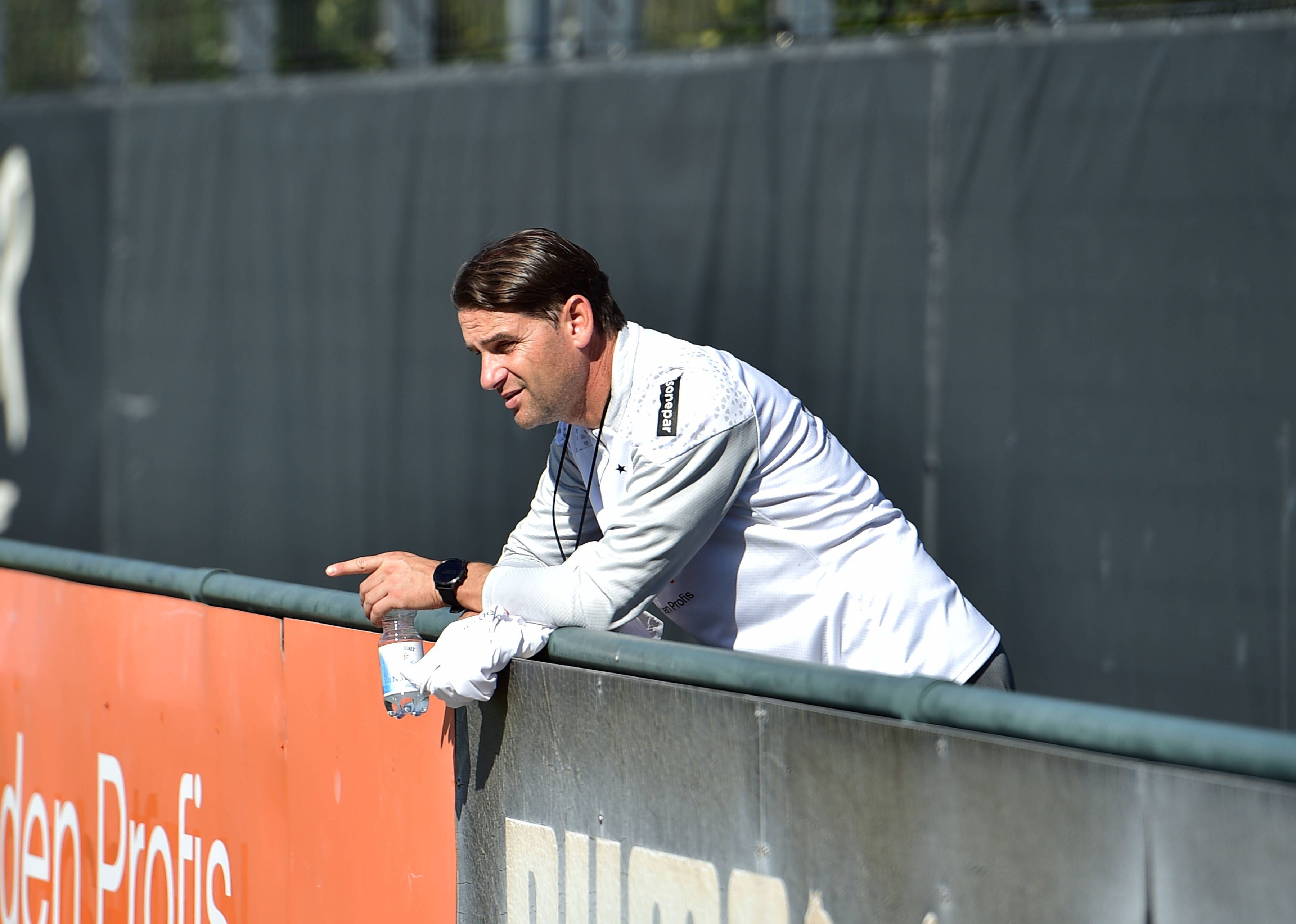 Gerardo Seoane am Borussia-Trainingsplatz.