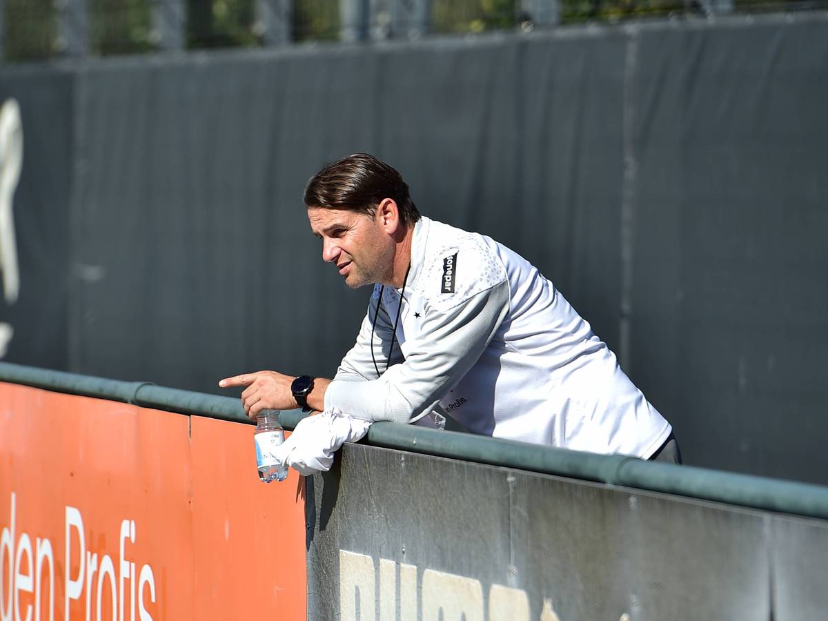 Gerardo Seoane am Borussia-Trainingsplatz.