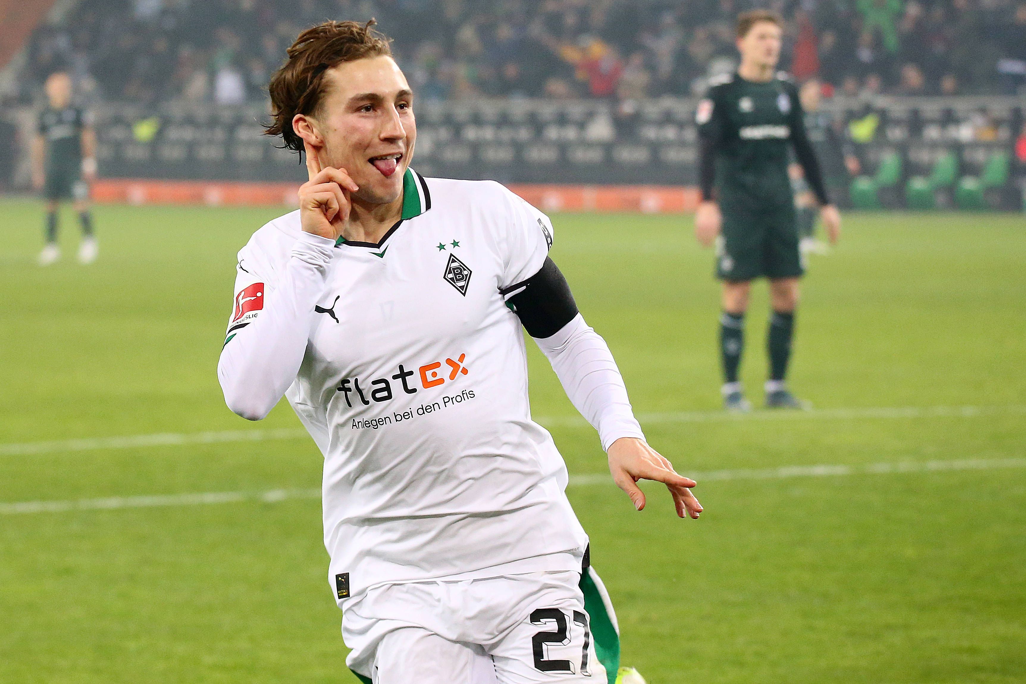 Rocco Reitz streckt die Zunge raus und hält den Zeigefinger an sein rechtes Ohr.