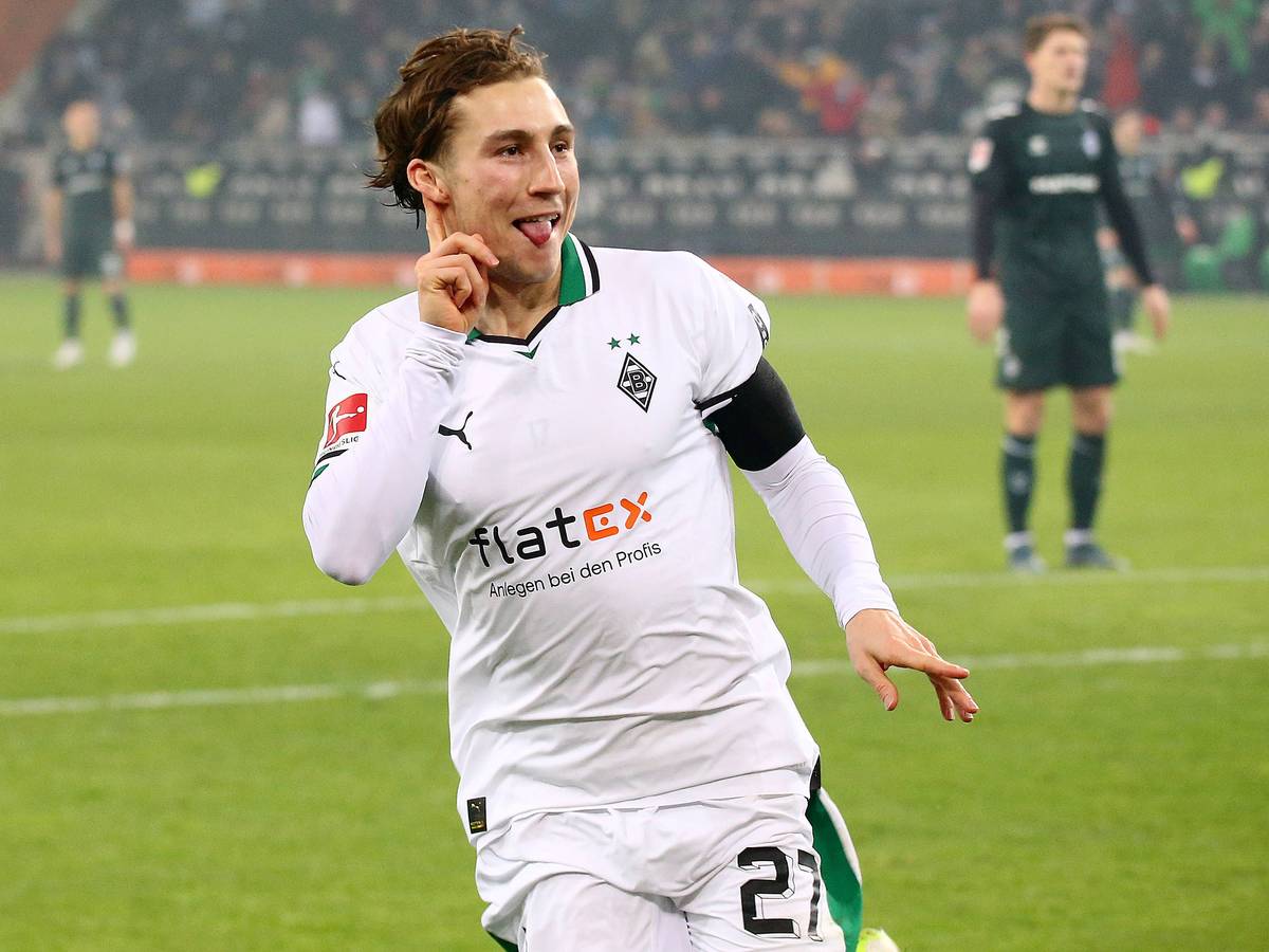 Rocco Reitz streckt die Zunge raus und hält den Zeigefinger an sein rechtes Ohr.