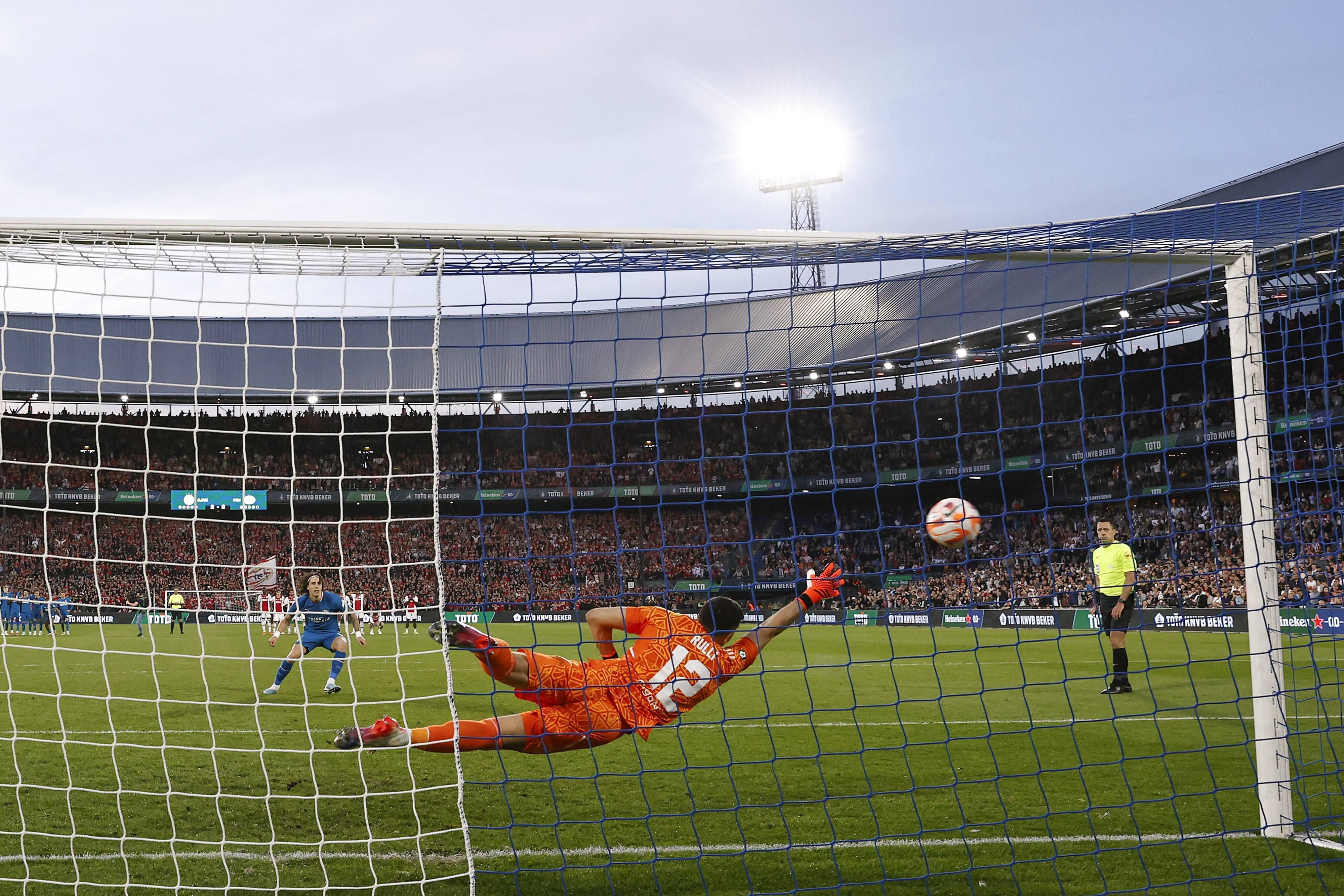 Fabio Silva verwandelt einen Elfmeter.