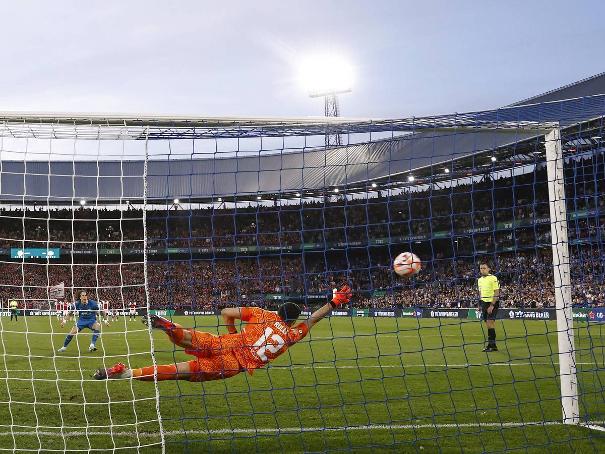 Fabio Silva verwandelt einen Elfmeter.