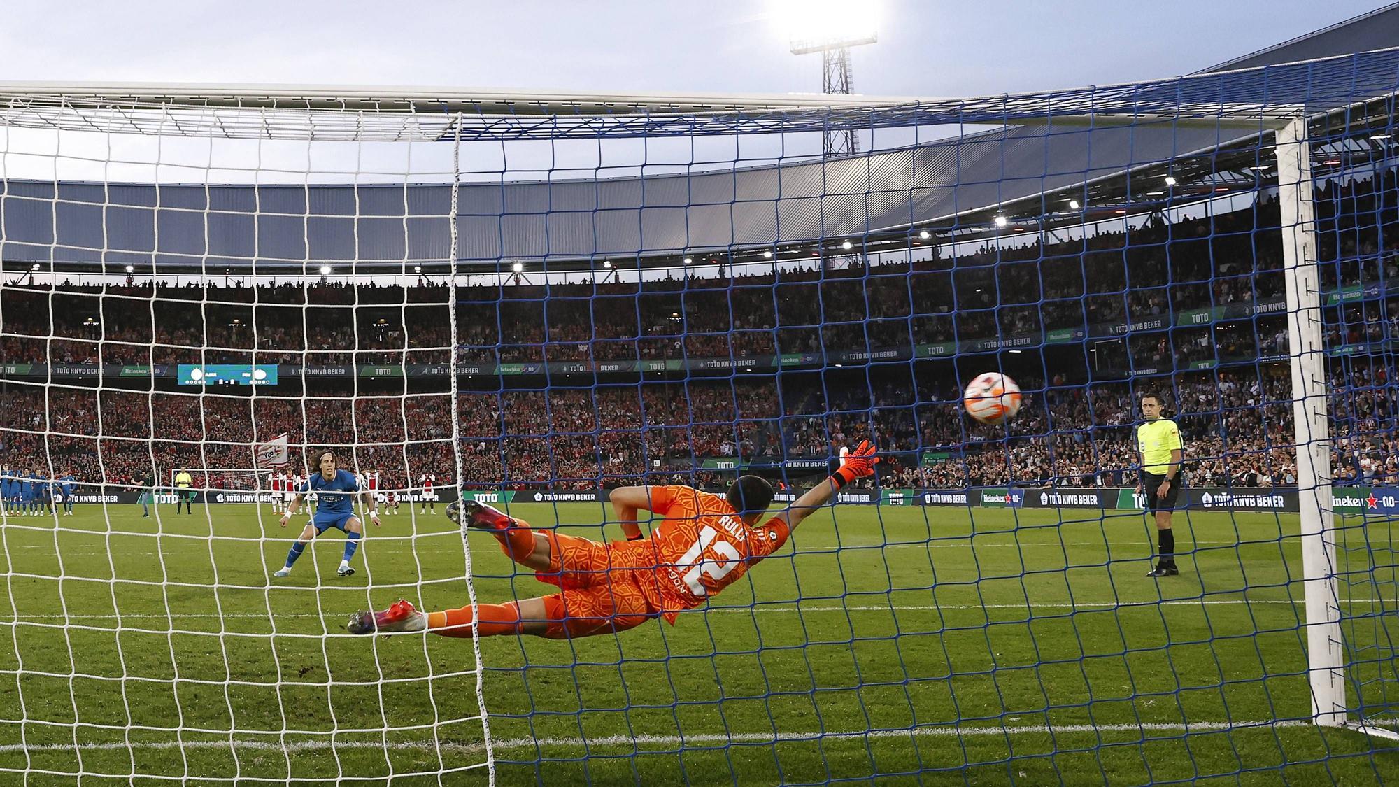 Fabio Silva verwandelt einen Elfmeter.