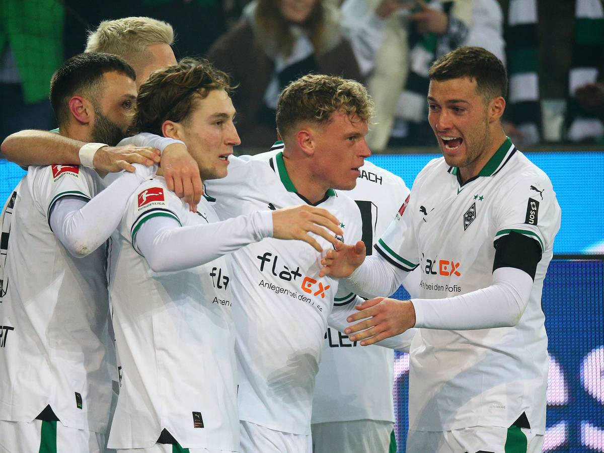 Die Borussia-Spieler jubeln.