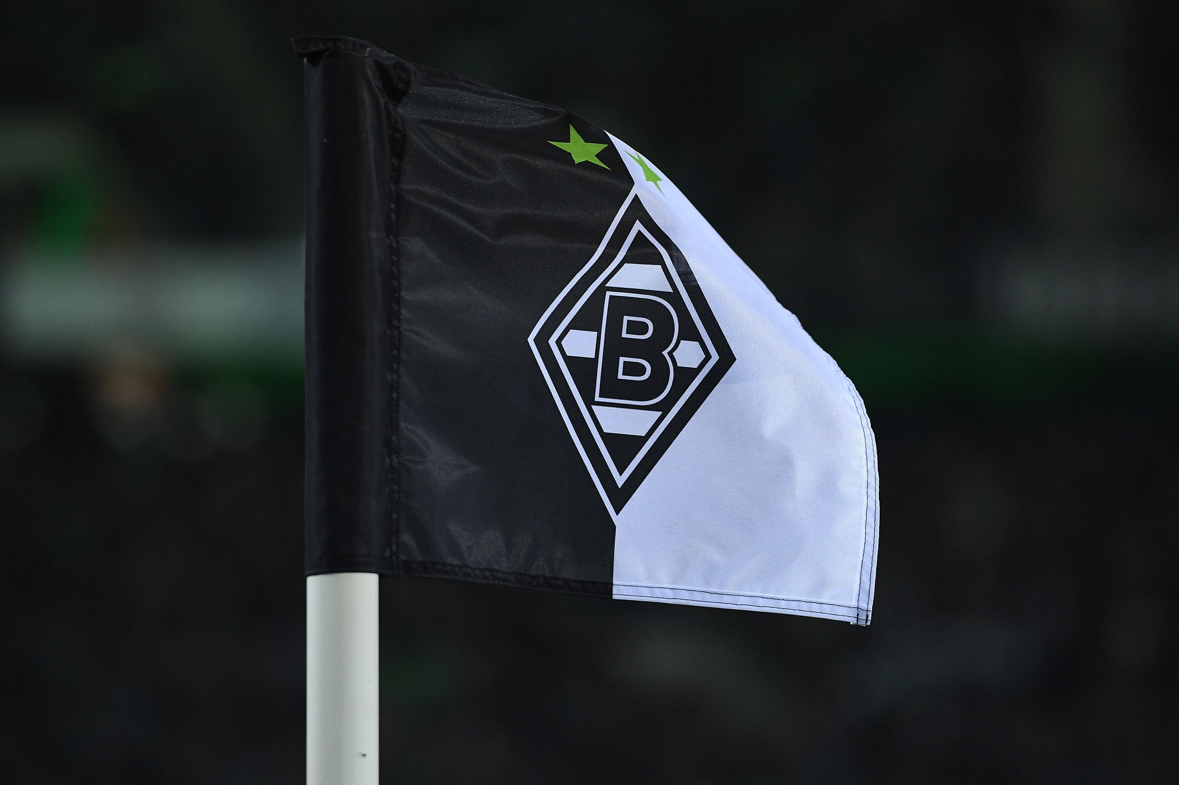 Eine Eckfahne mit dem Logo von Borussia Mönchengladbach in Schwarz und Weiß.