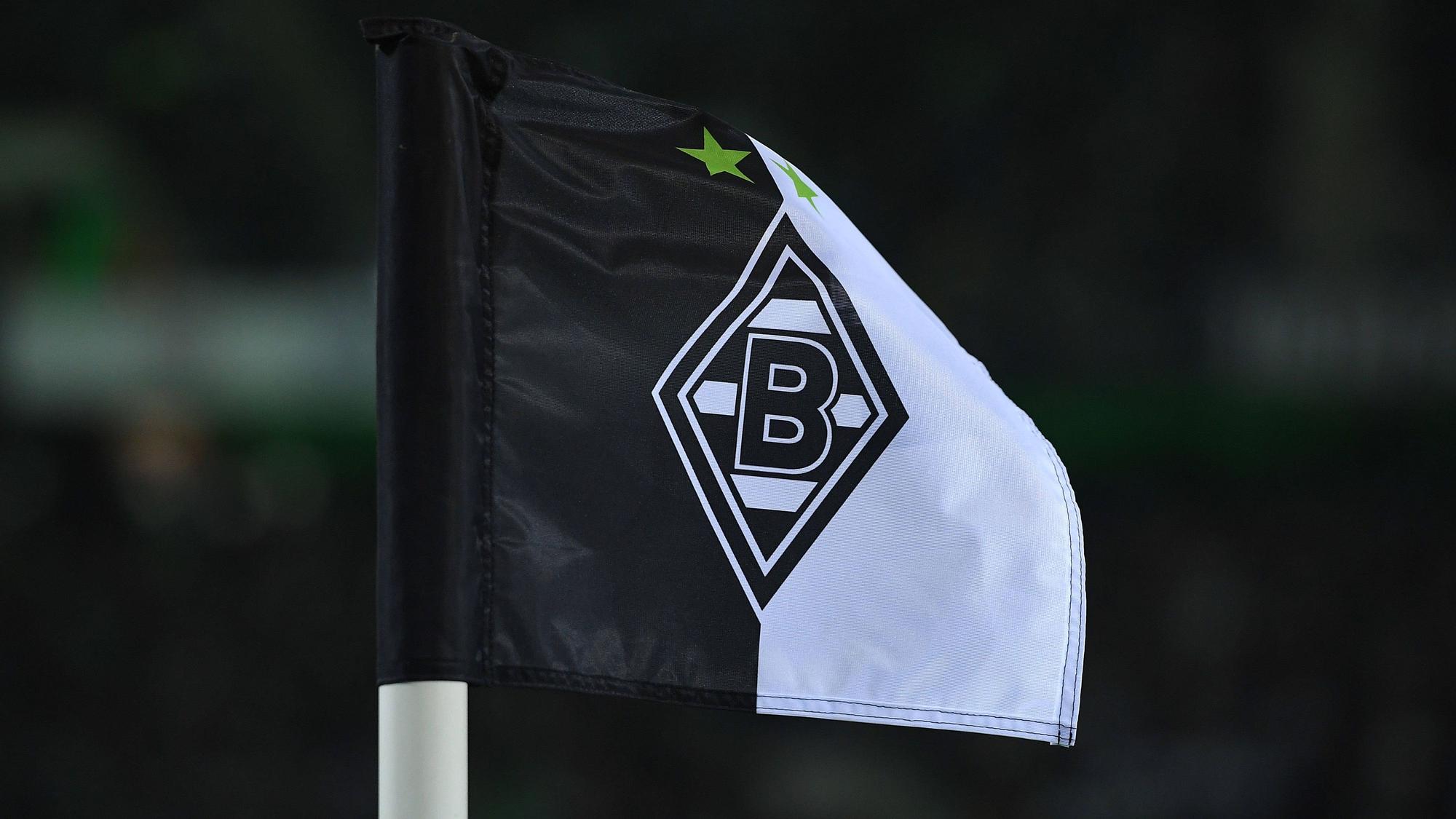 Eine Eckfahne mit dem Logo von Borussia Mönchengladbach in Schwarz und Weiß.