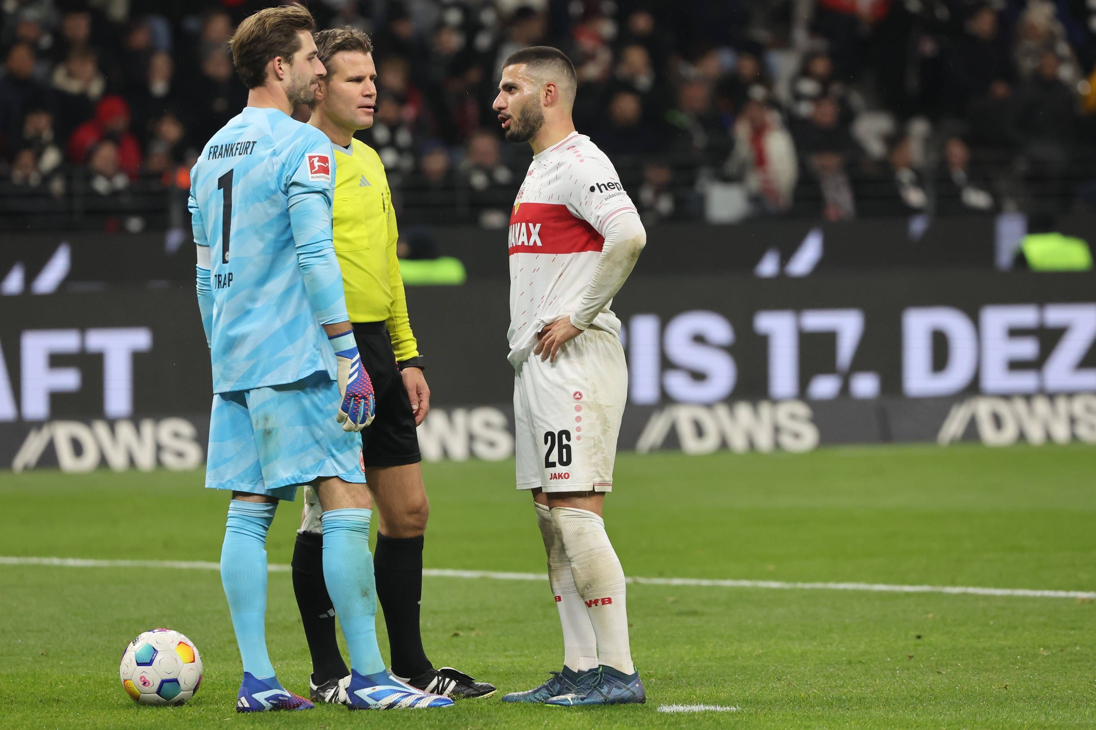 Deniz Undav und Kevin Trapp warten auf eine VAR-Entscheidung.