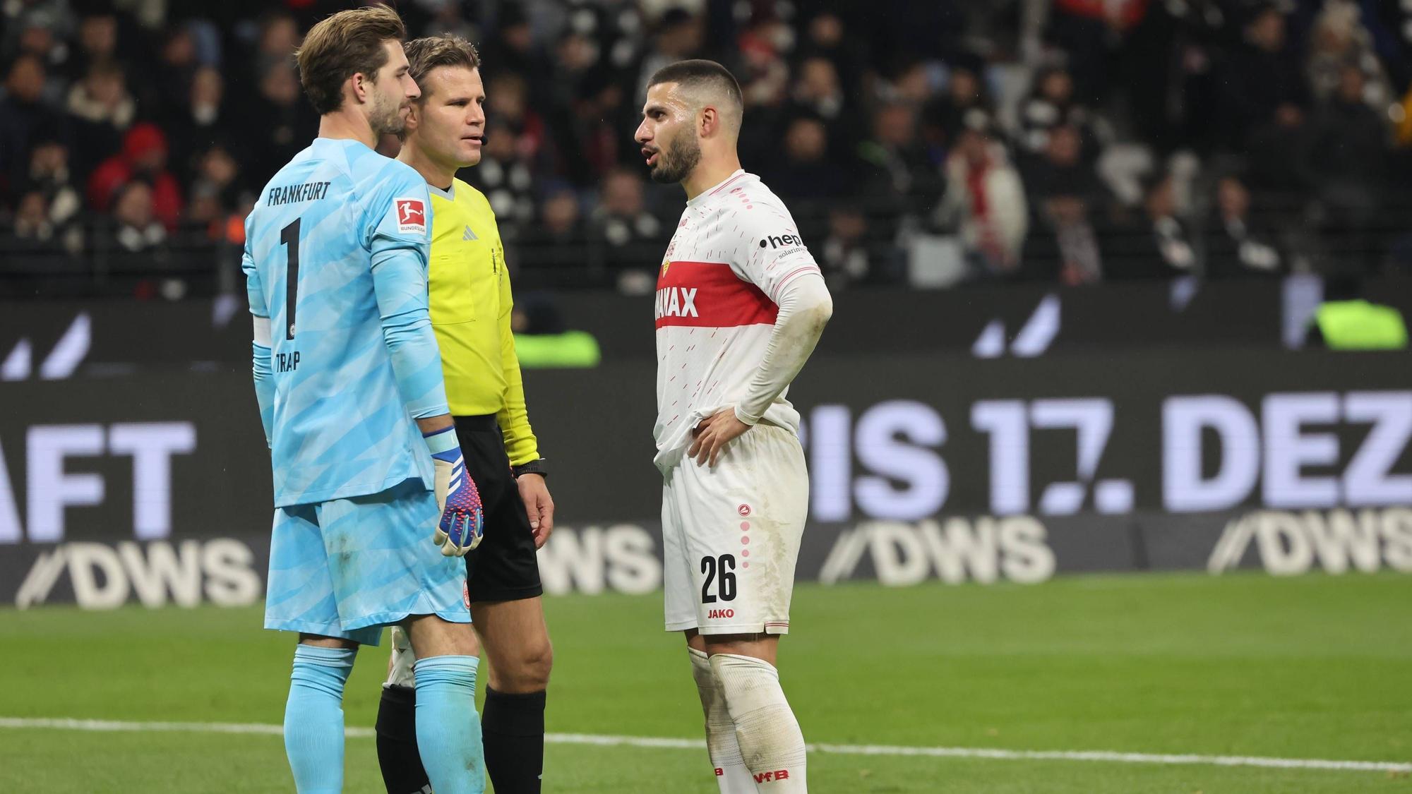 Deniz Undav und Kevin Trapp warten auf eine VAR-Entscheidung.