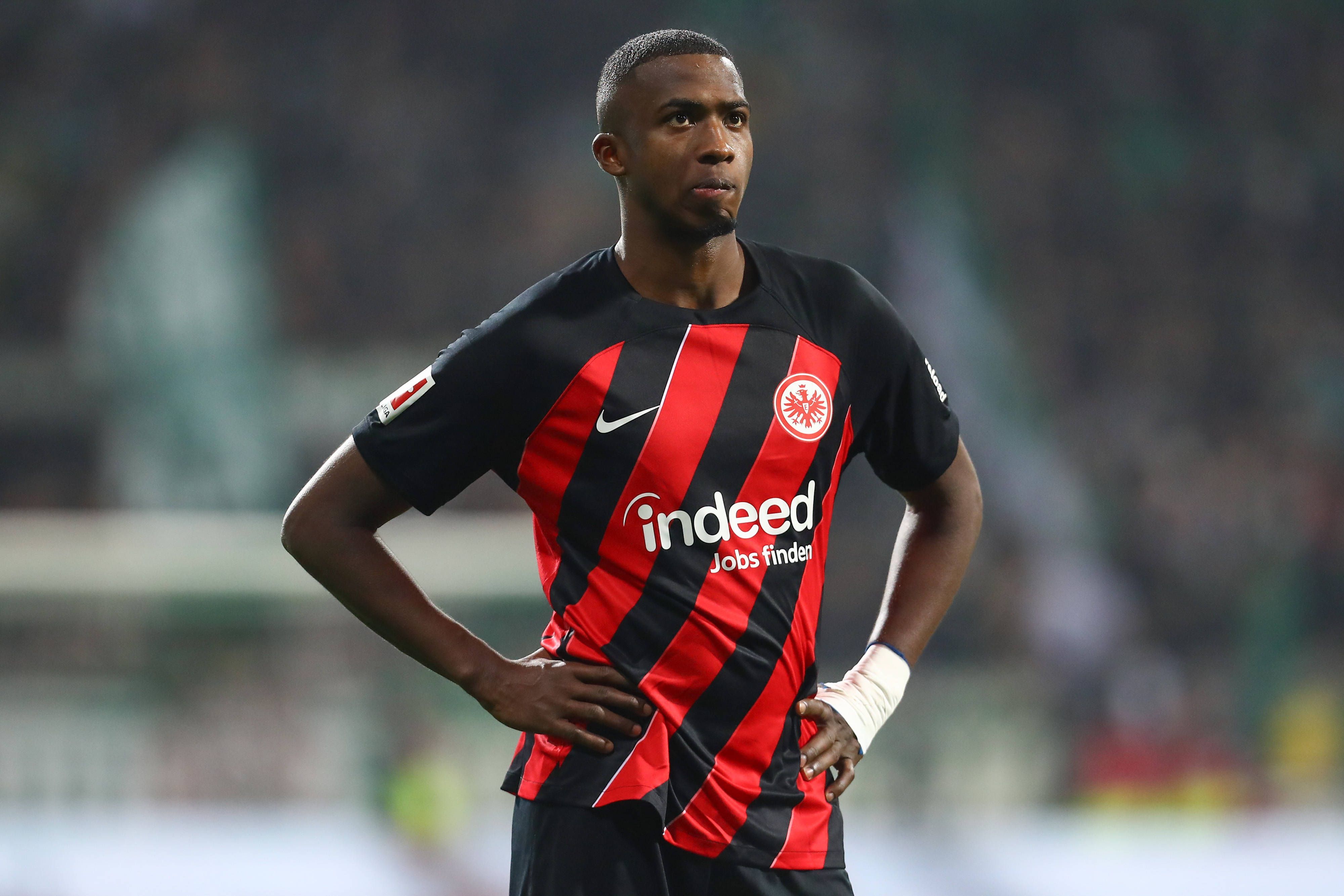 William Pacho im Trikot von Eintracht Frankfurt.