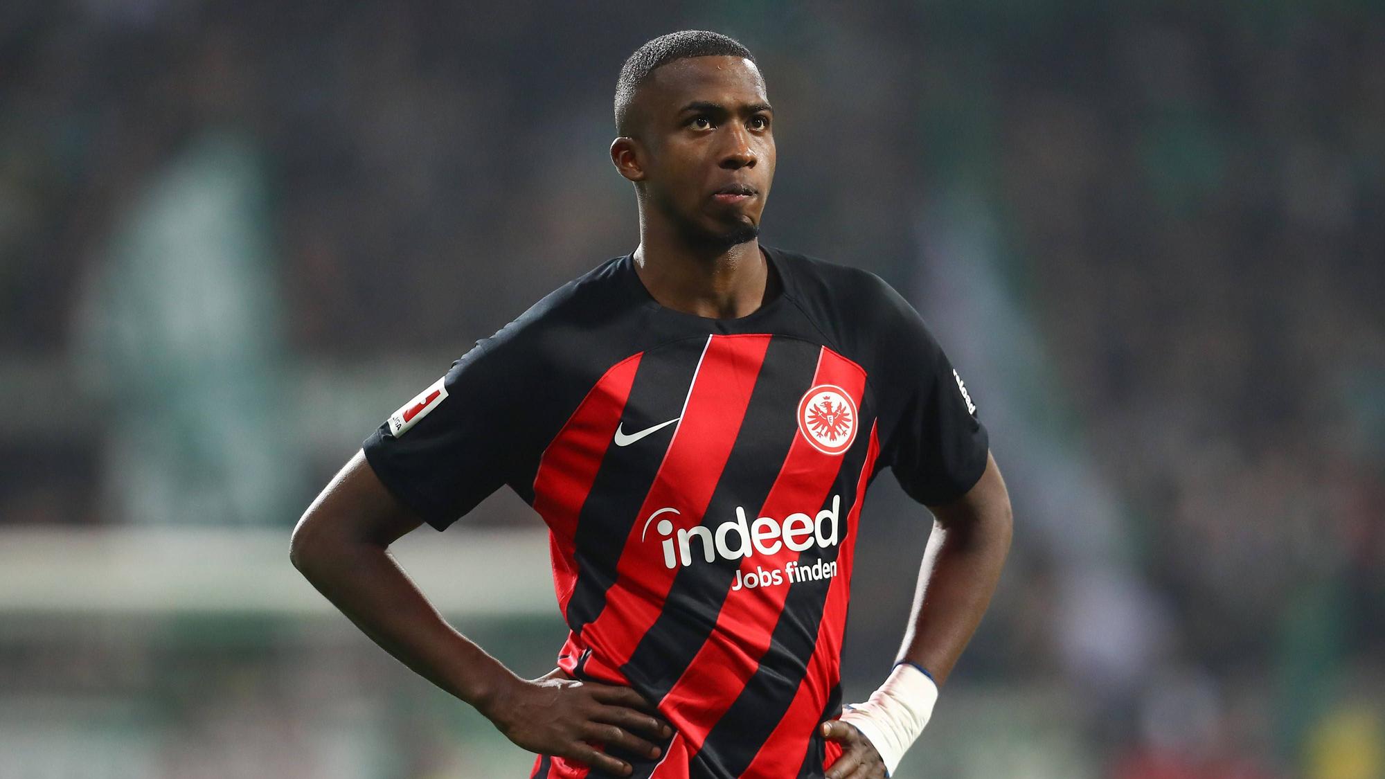 William Pacho im Trikot von Eintracht Frankfurt.