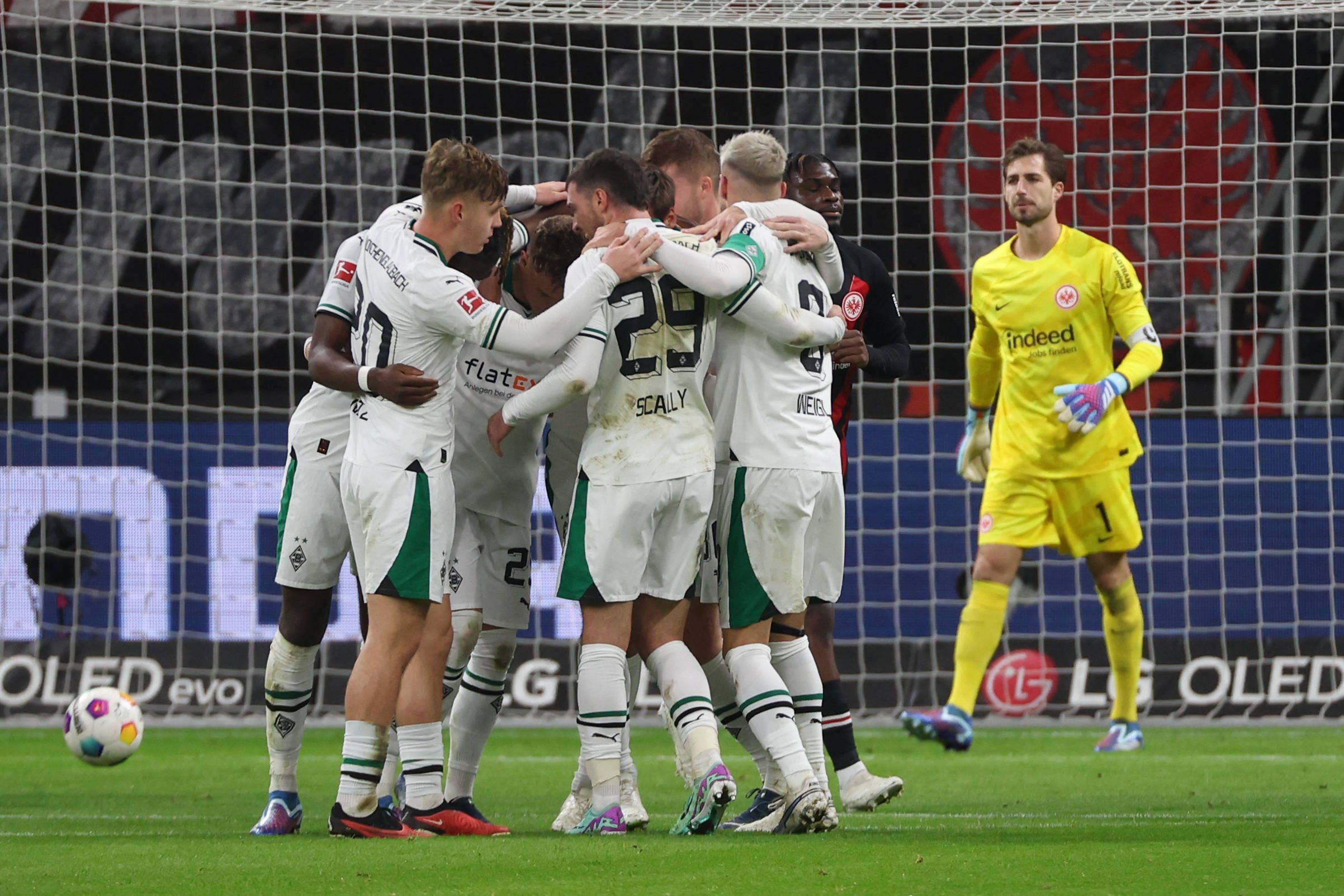 Die Borussia-Spieler feiern den Führungstreffer bei Eintracht Frankfurt.