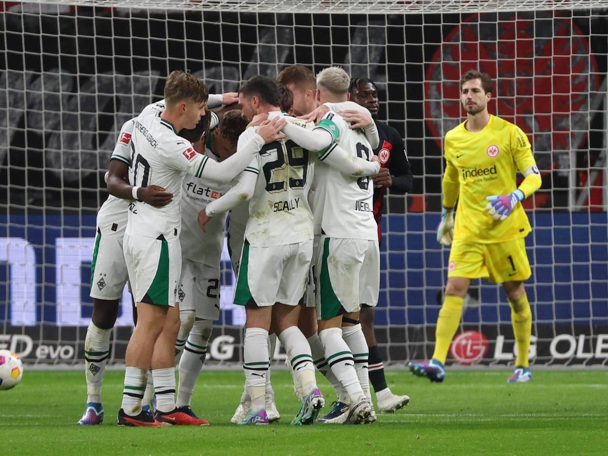 Die Borussia-Spieler feiern den Führungstreffer bei Eintracht Frankfurt.