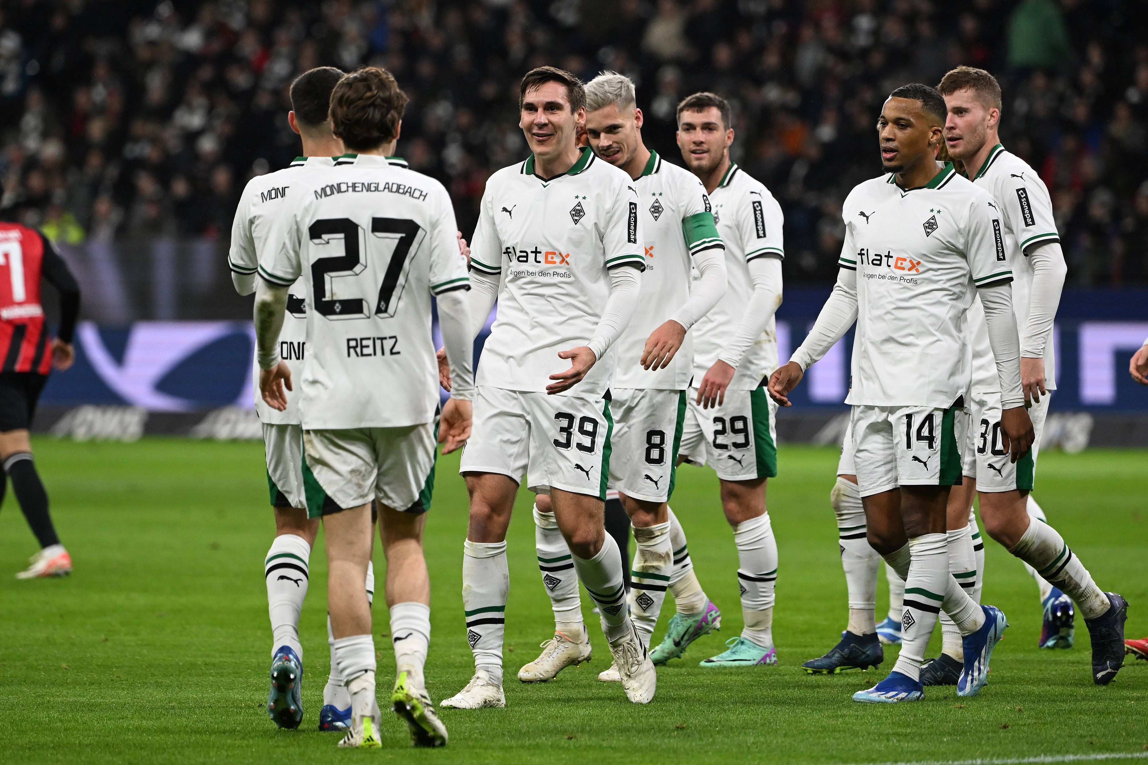 Torschütze Max Wöber jubelt mit seinen Mitspielern.