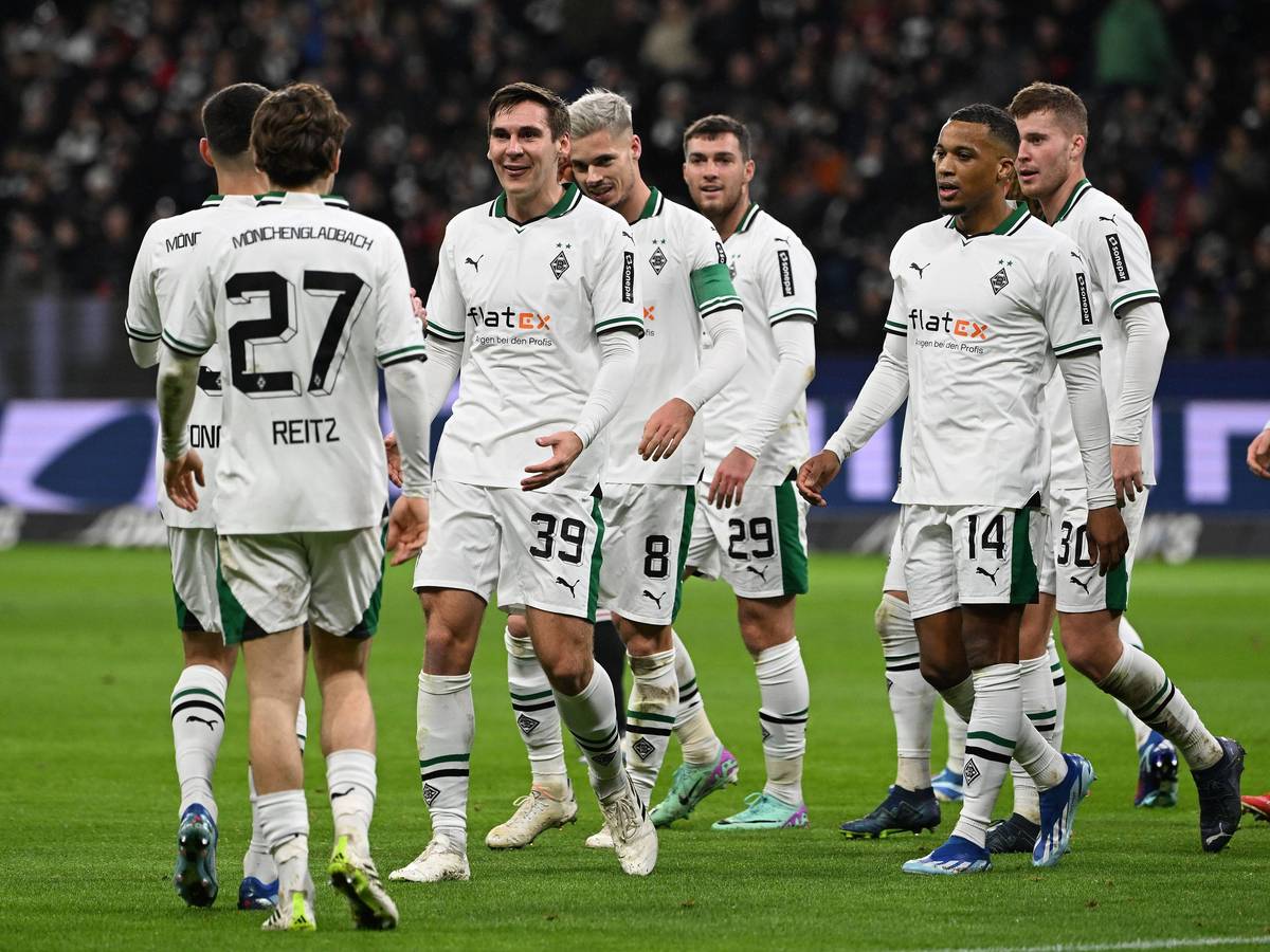Torschütze Max Wöber jubelt mit seinen Mitspielern.
