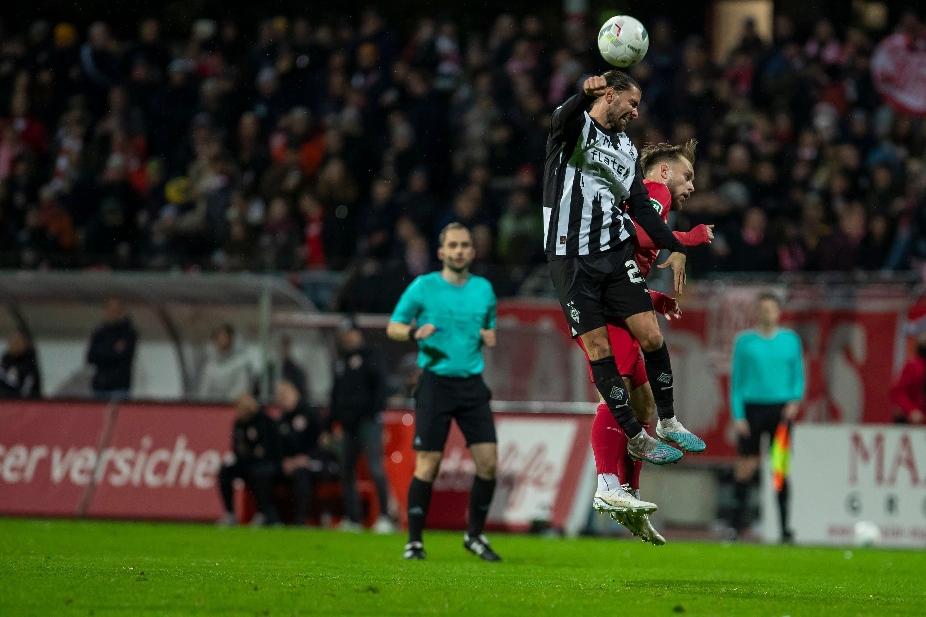 Julian Korb im Kopfballduell.