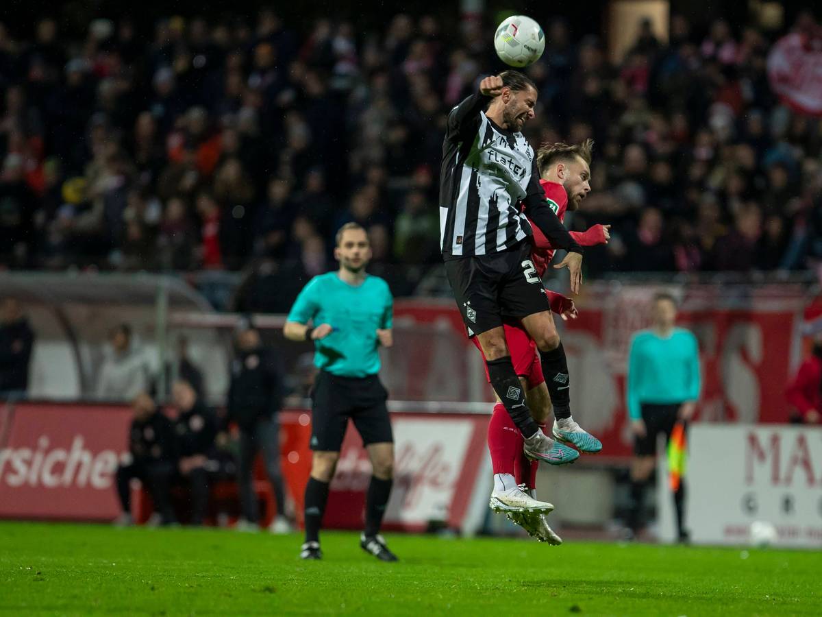 Julian Korb im Kopfballduell.