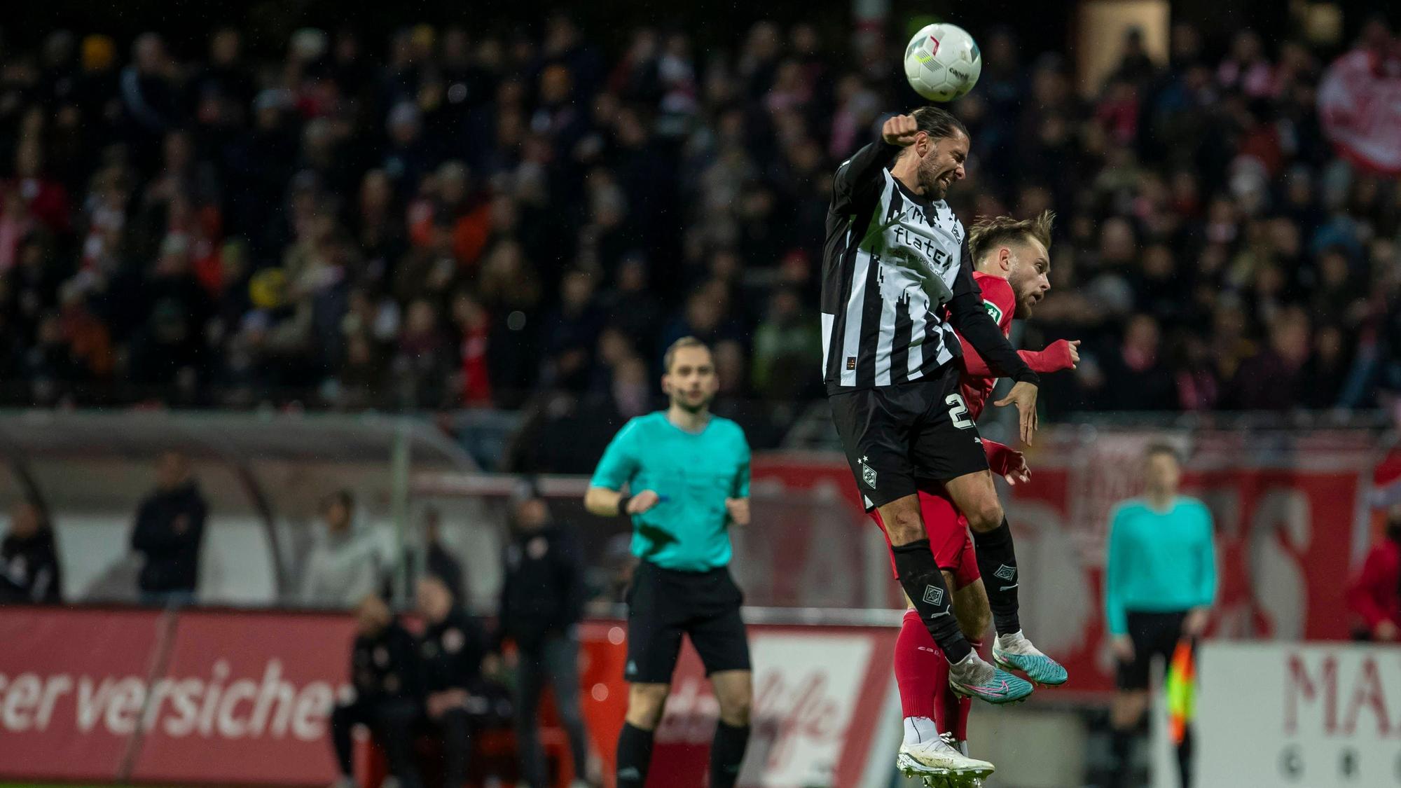 Julian Korb im Kopfballduell.