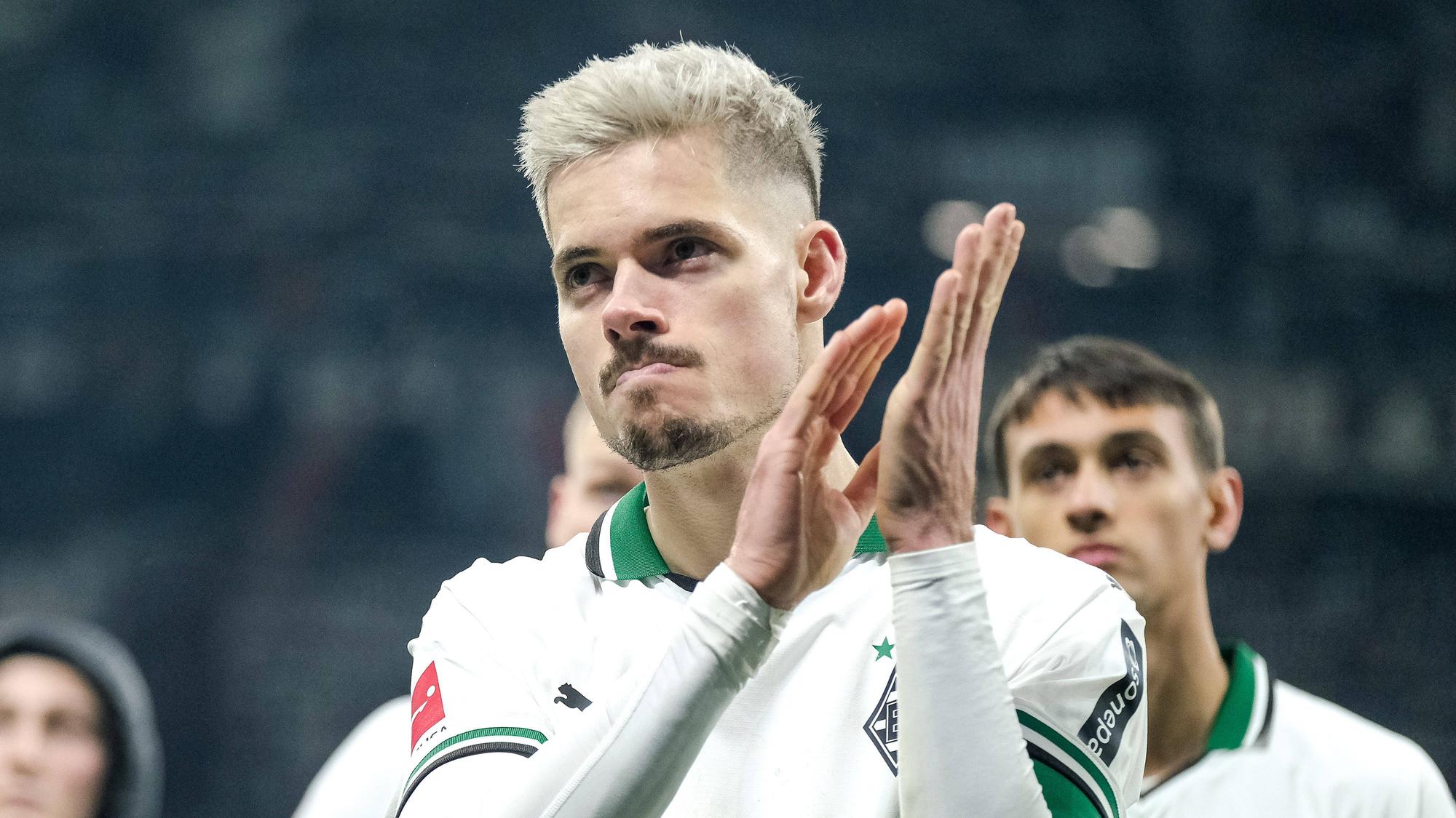 Julian Weigl applaudiert.