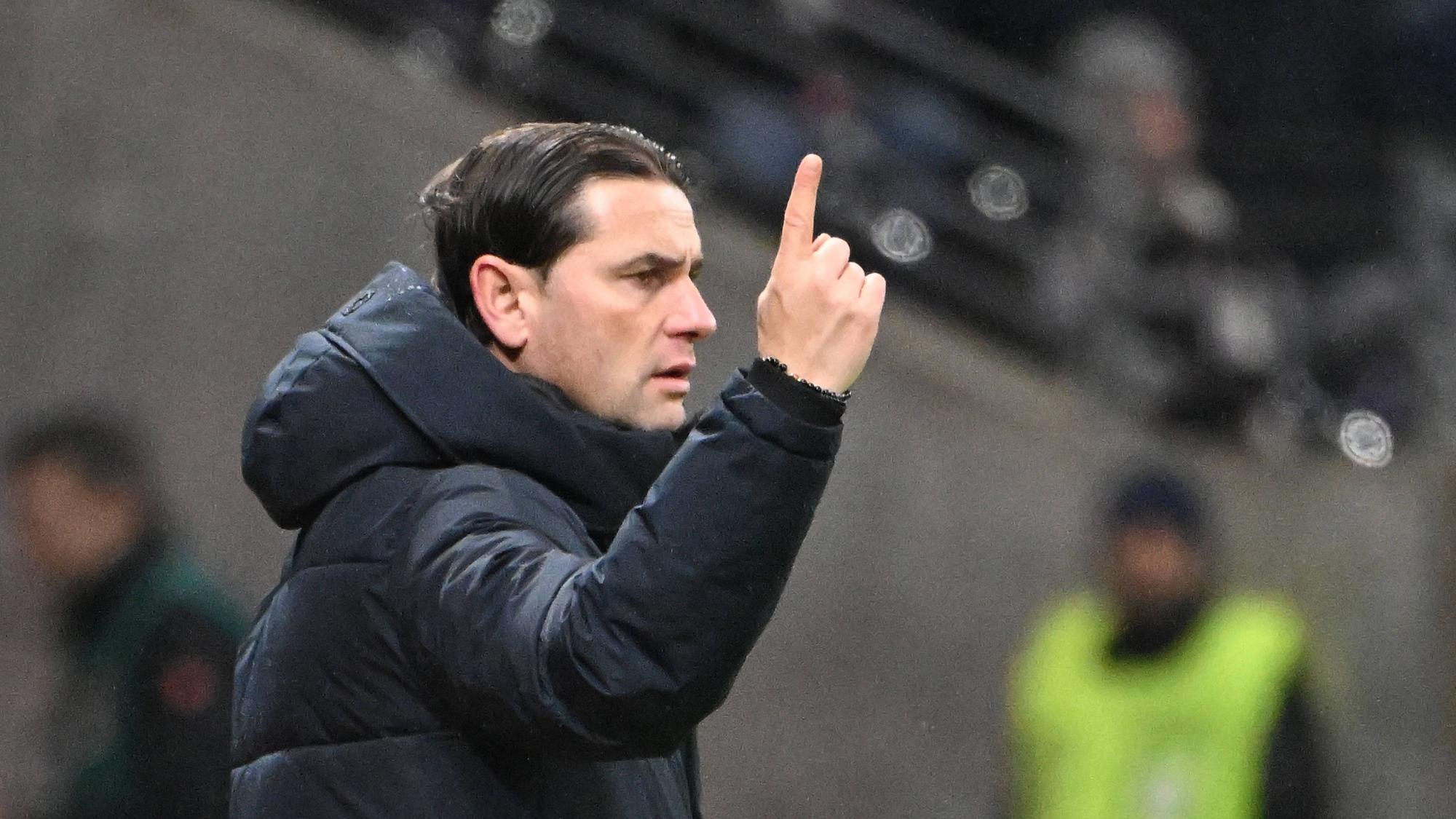 Gerardo Seoane ermahnt seine Spieler.