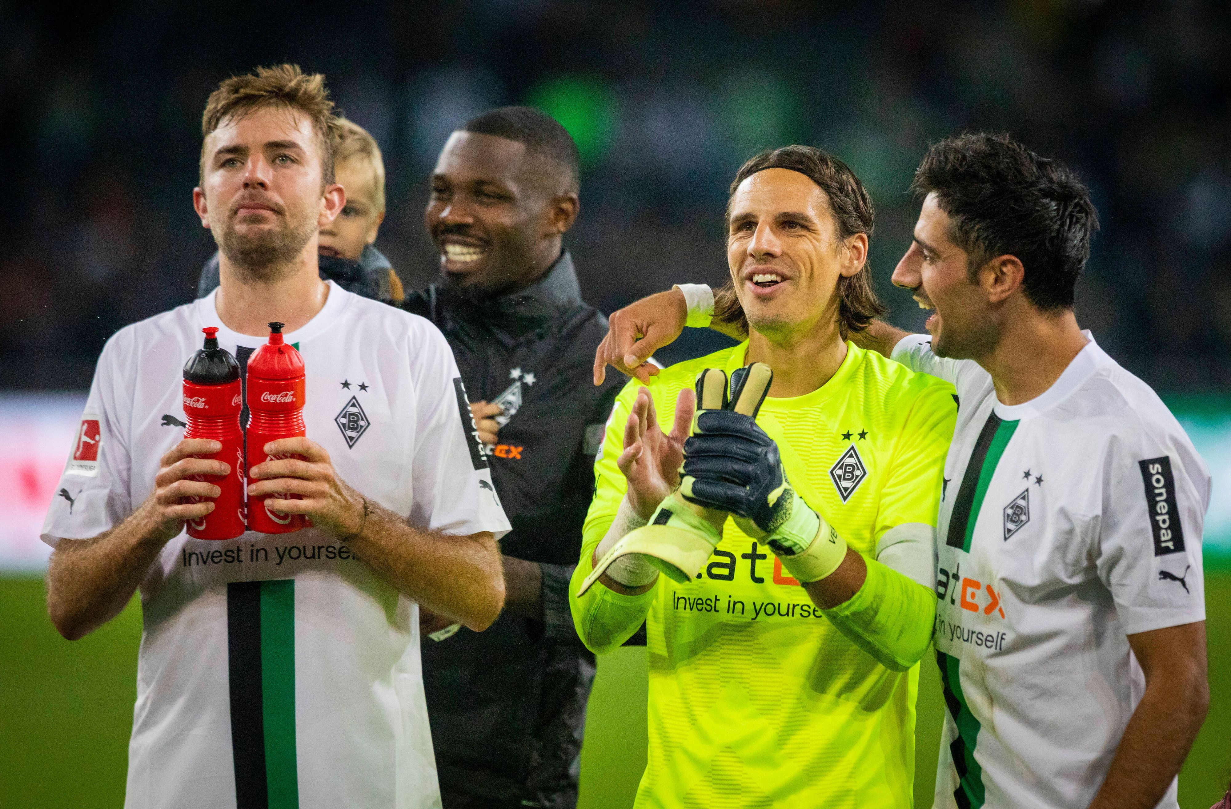 Spieler von Borussia Mönchengladbach jubeln über einen Sieg.