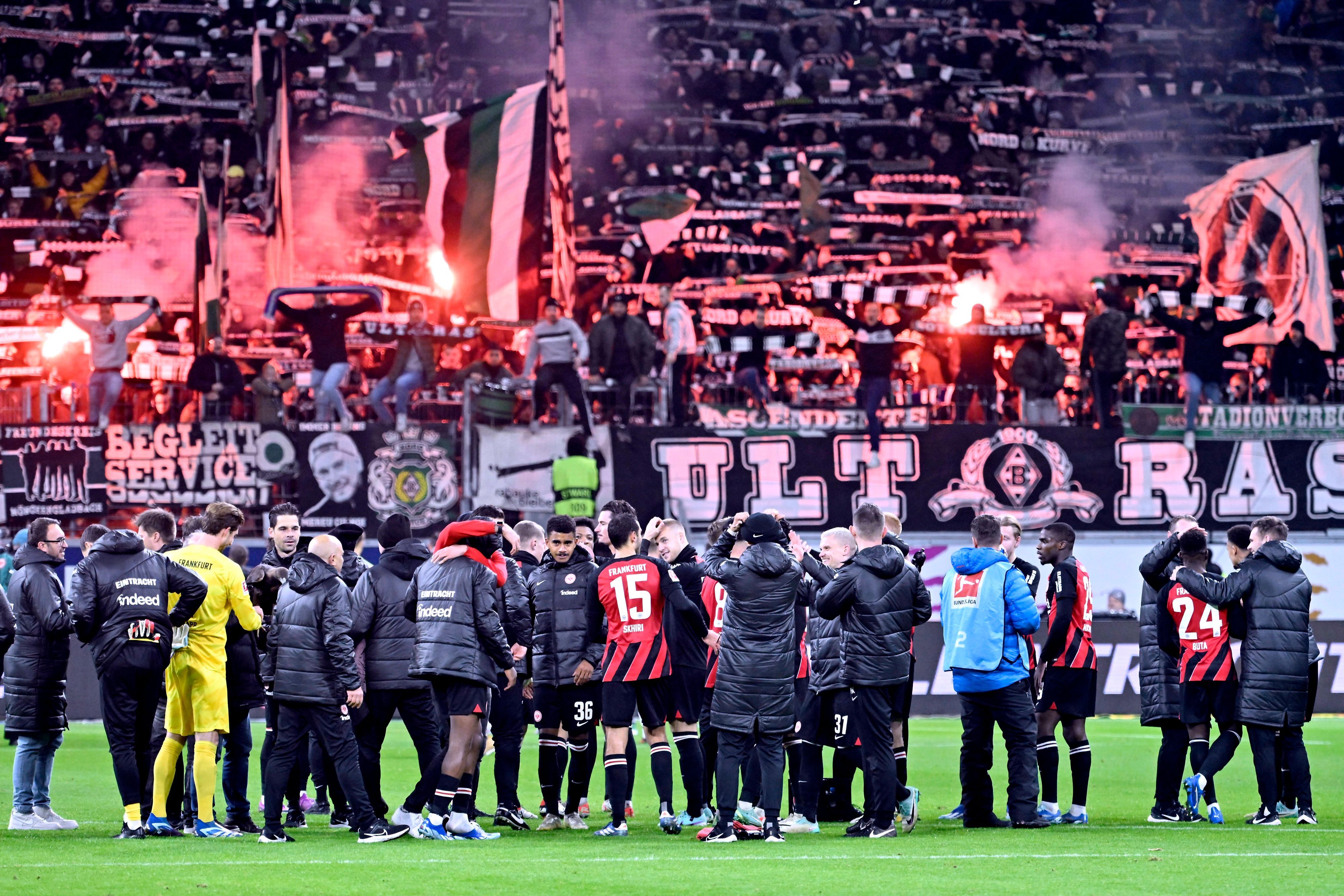 Die Fans von Borussia Mönchengladbach unterstützen ihr Team nach Spielende.