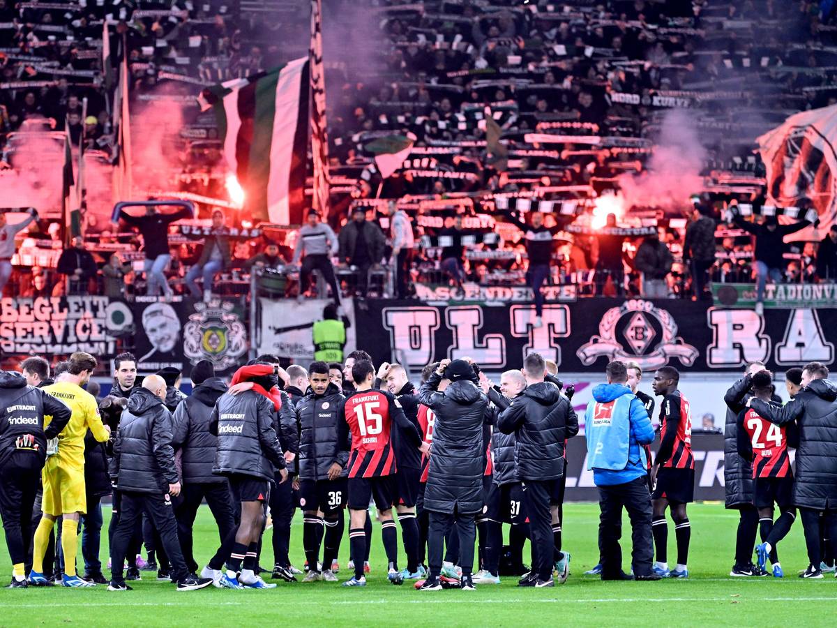 Die Fans von Borussia Mönchengladbach unterstützen ihr Team nach Spielende.