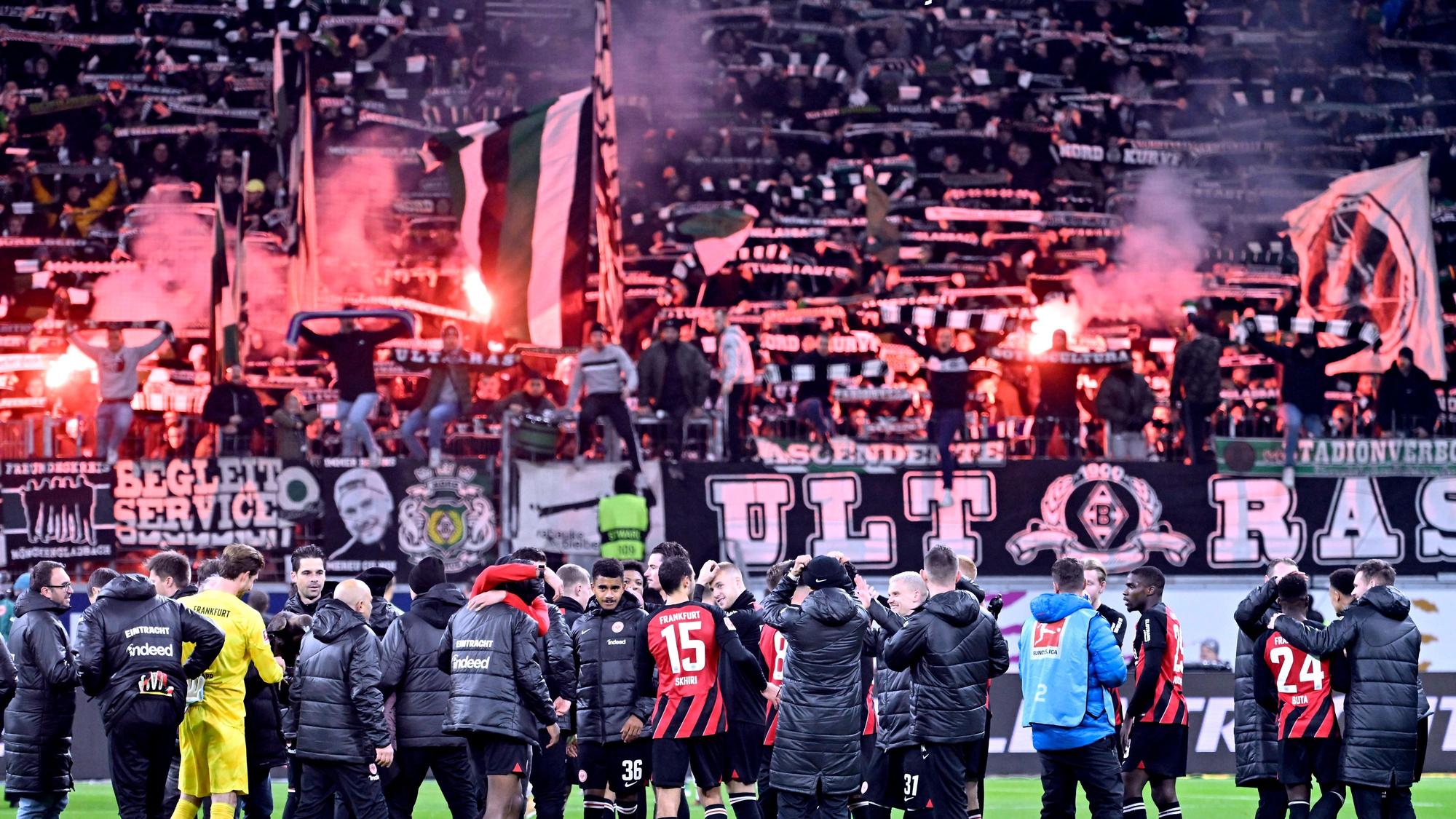 Die Fans von Borussia Mönchengladbach unterstützen ihr Team nach Spielende.