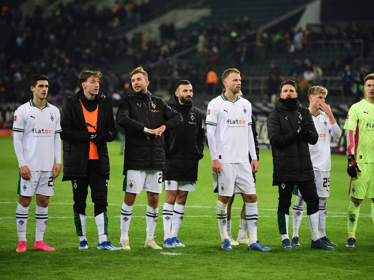 Spieler von Borussia Mönchengladbach stehen nach einem Sieg nebeneinander.