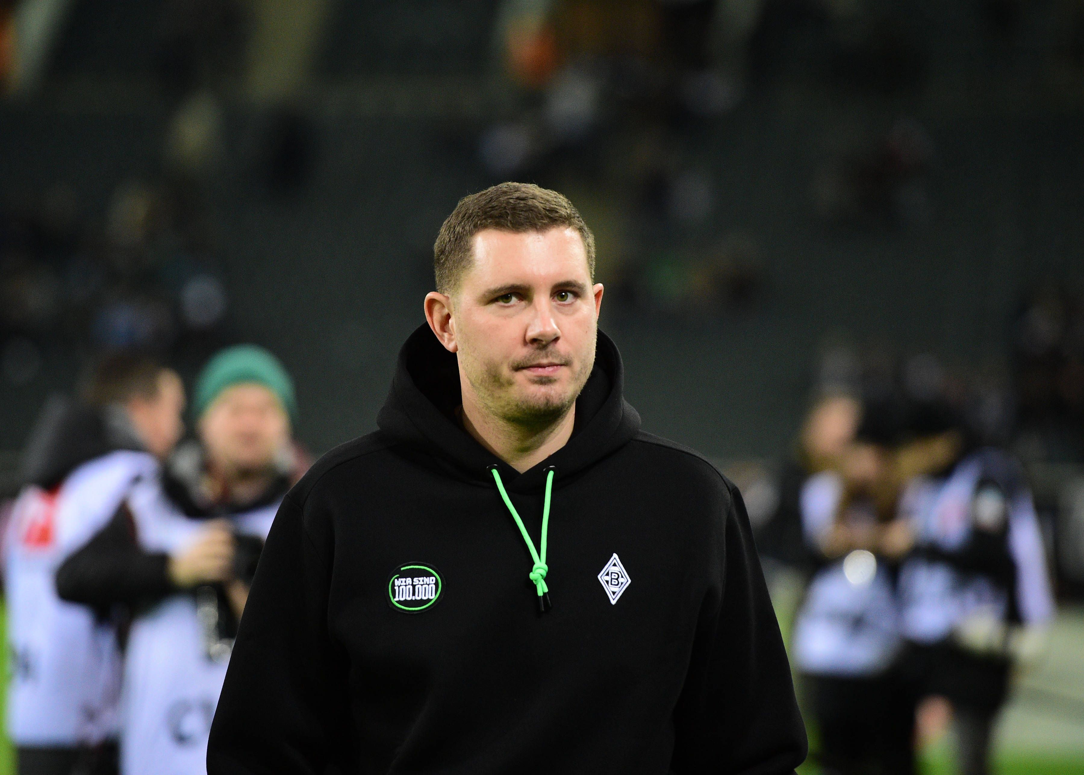 Sportdirektor von Borussia Mönchengladbach mit fokussiertem Blick vor dem Spiel gegen Werder Bremen.