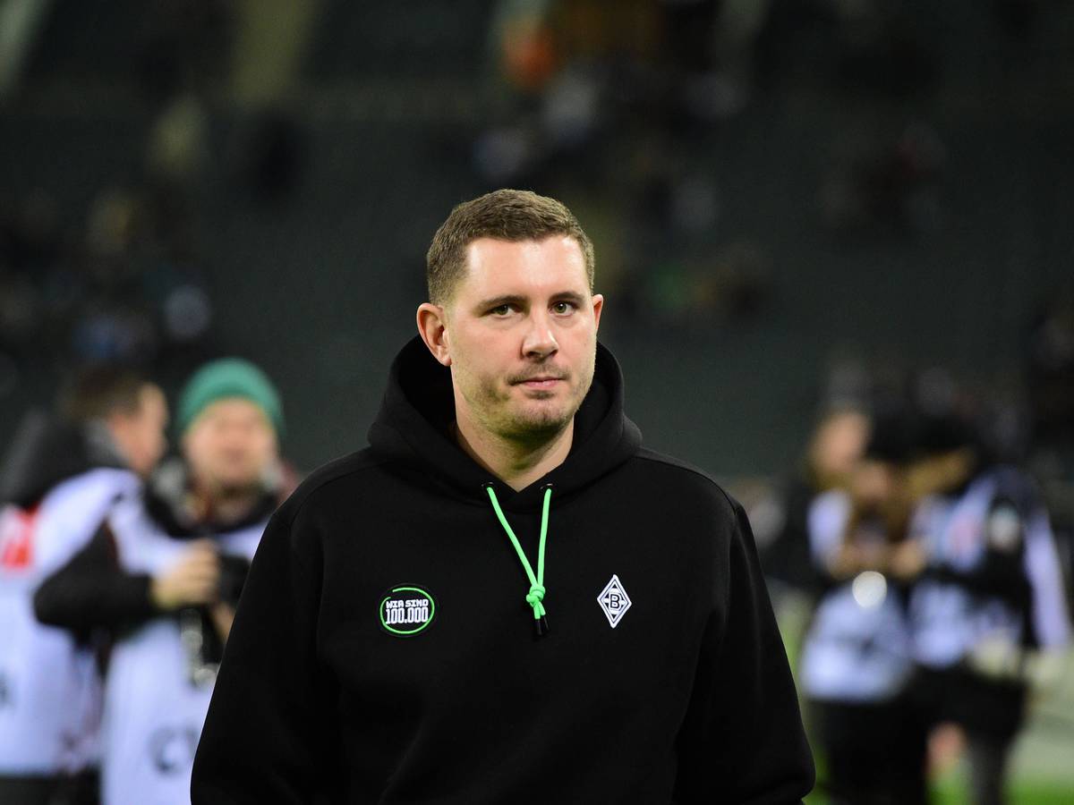 Sportdirektor von Borussia Mönchengladbach mit fokussiertem Blick vor dem Spiel gegen Werder Bremen.