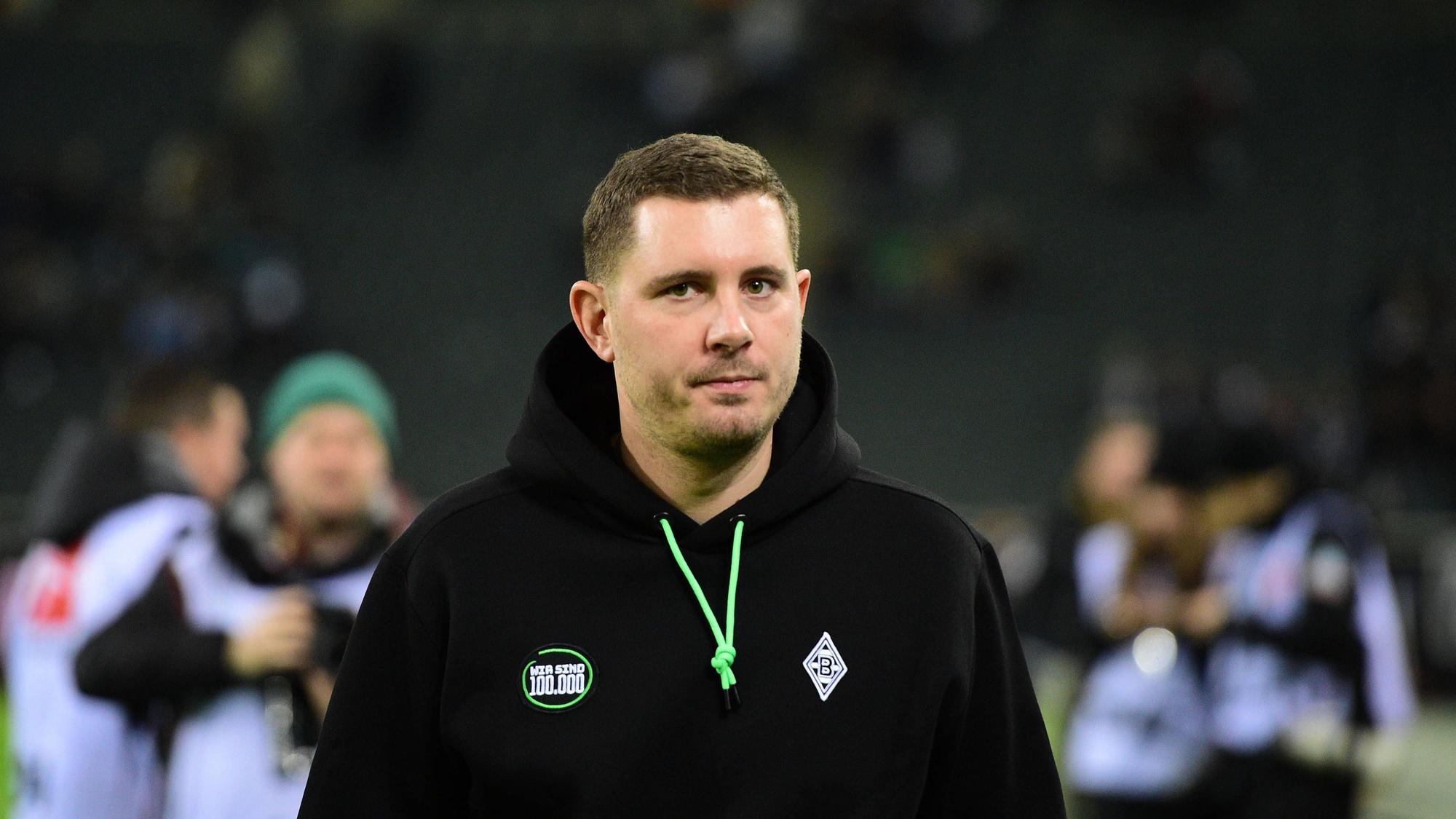 Sportdirektor von Borussia Mönchengladbach mit fokussiertem Blick vor dem Spiel gegen Werder Bremen.