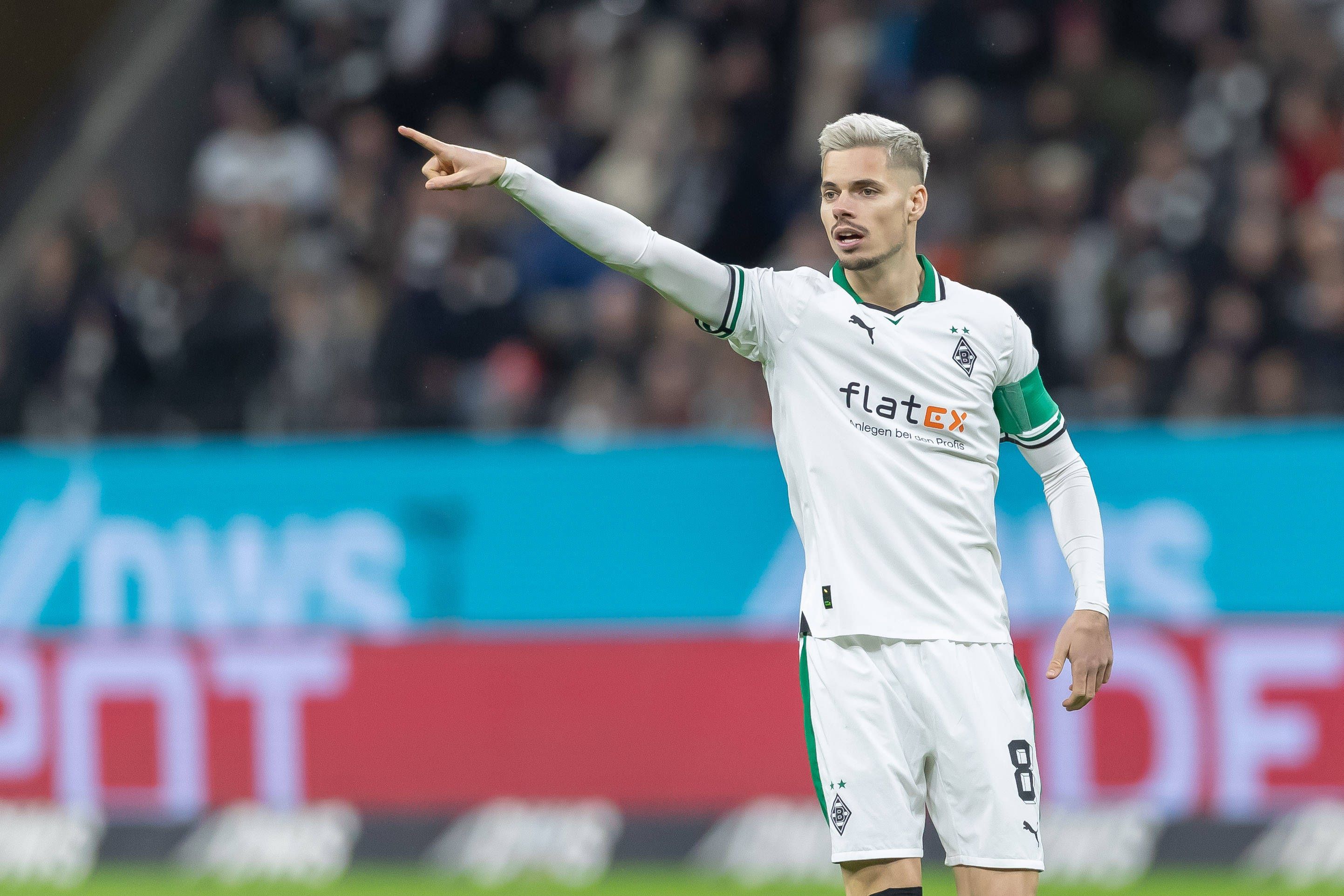 Spieler von Borussia Mönchengladbach gestikuliert und streckt den rechten Arm heraus.