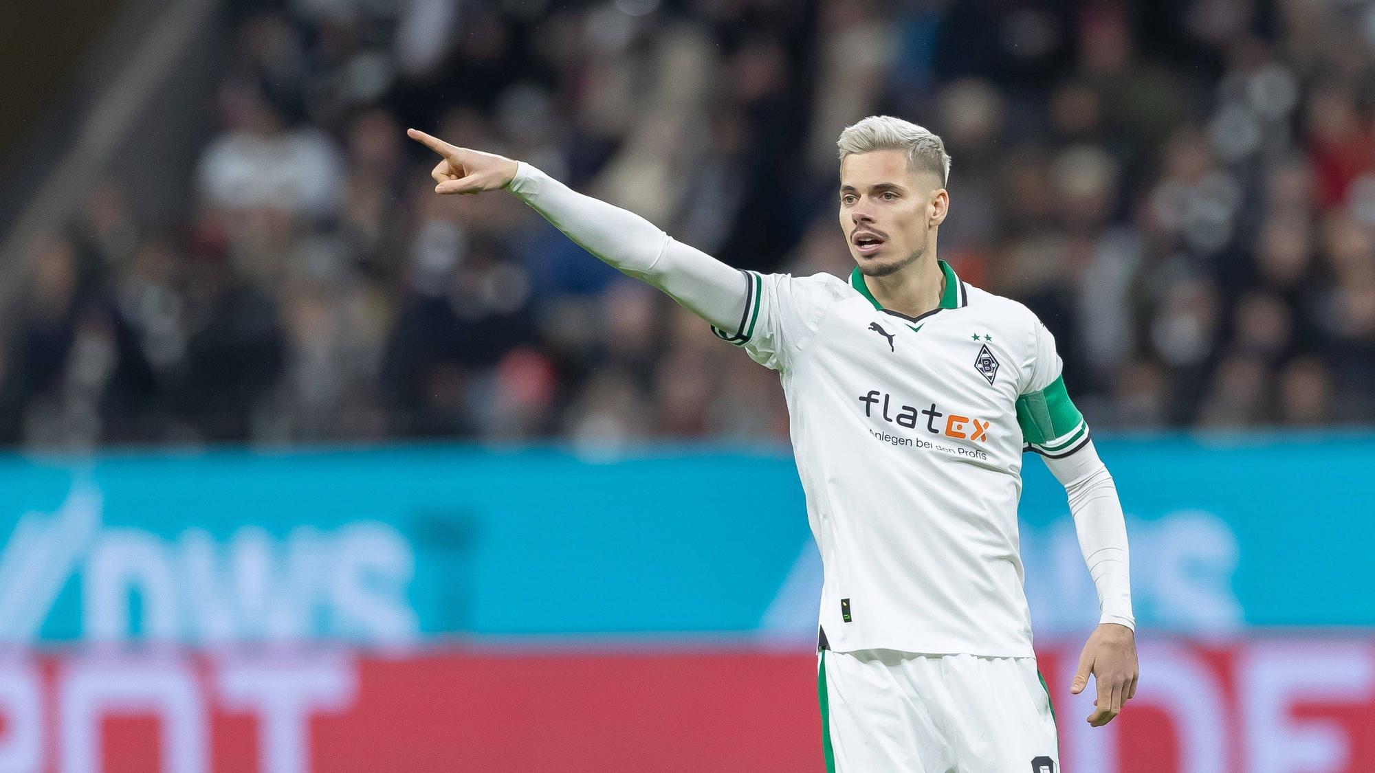 Spieler von Borussia Mönchengladbach gestikuliert und streckt den rechten Arm heraus.