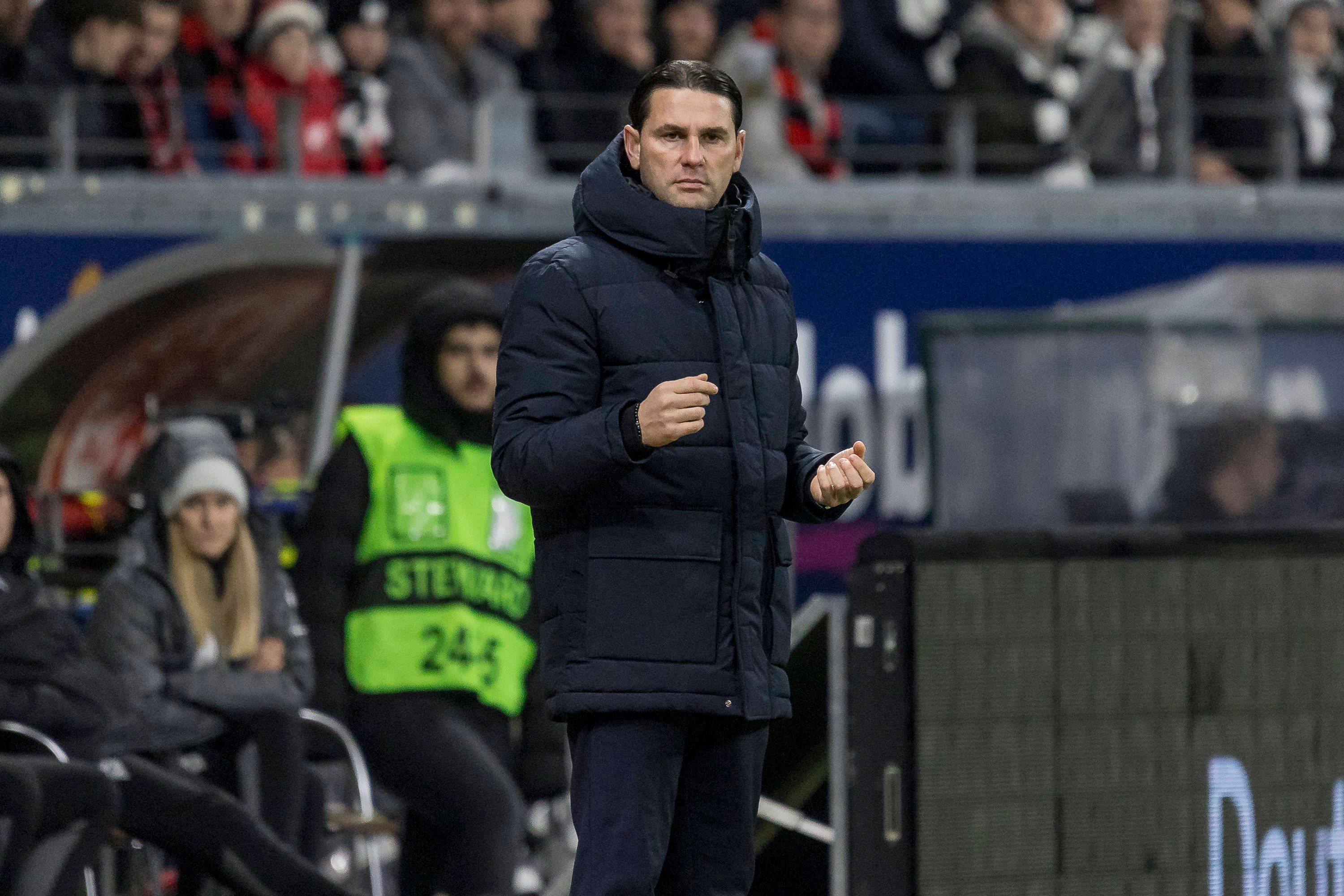 Trainer von Borussia Mönchengladbach beim Coaching während eines Spiels.