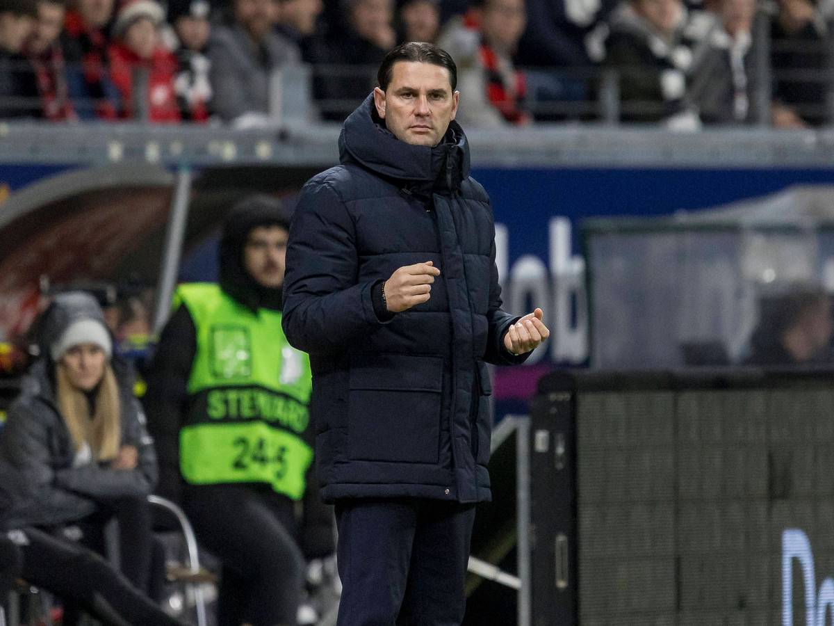 Trainer von Borussia Mönchengladbach beim Coaching während eines Spiels.
