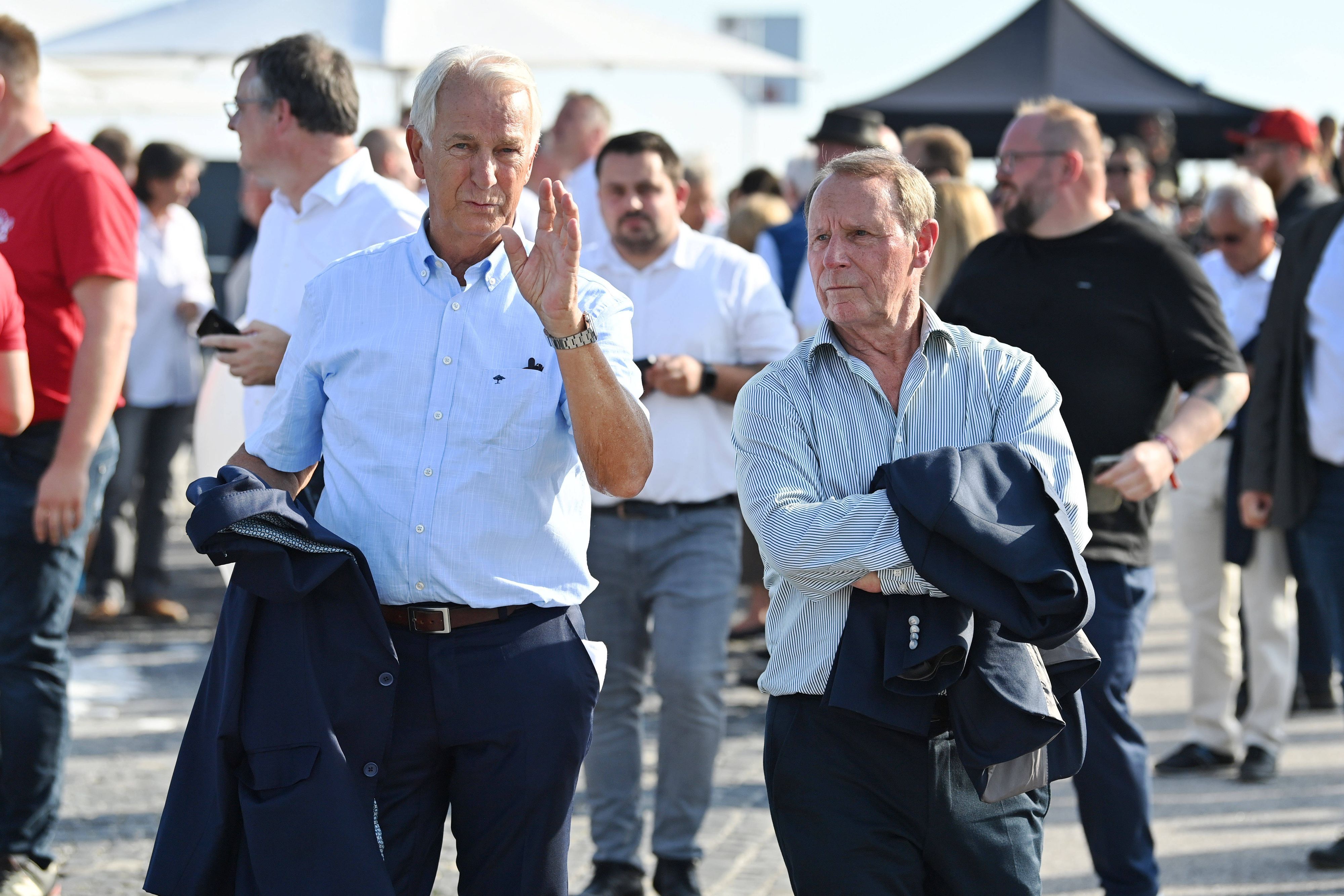 Berti Vogts unterhält sich mit Rainer Bonhof.