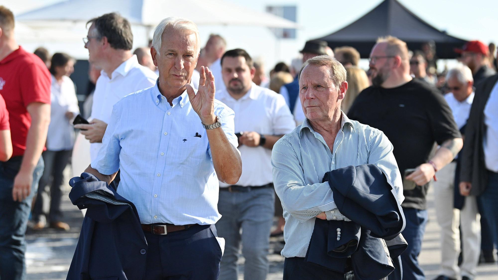 Berti Vogts unterhält sich mit Rainer Bonhof.