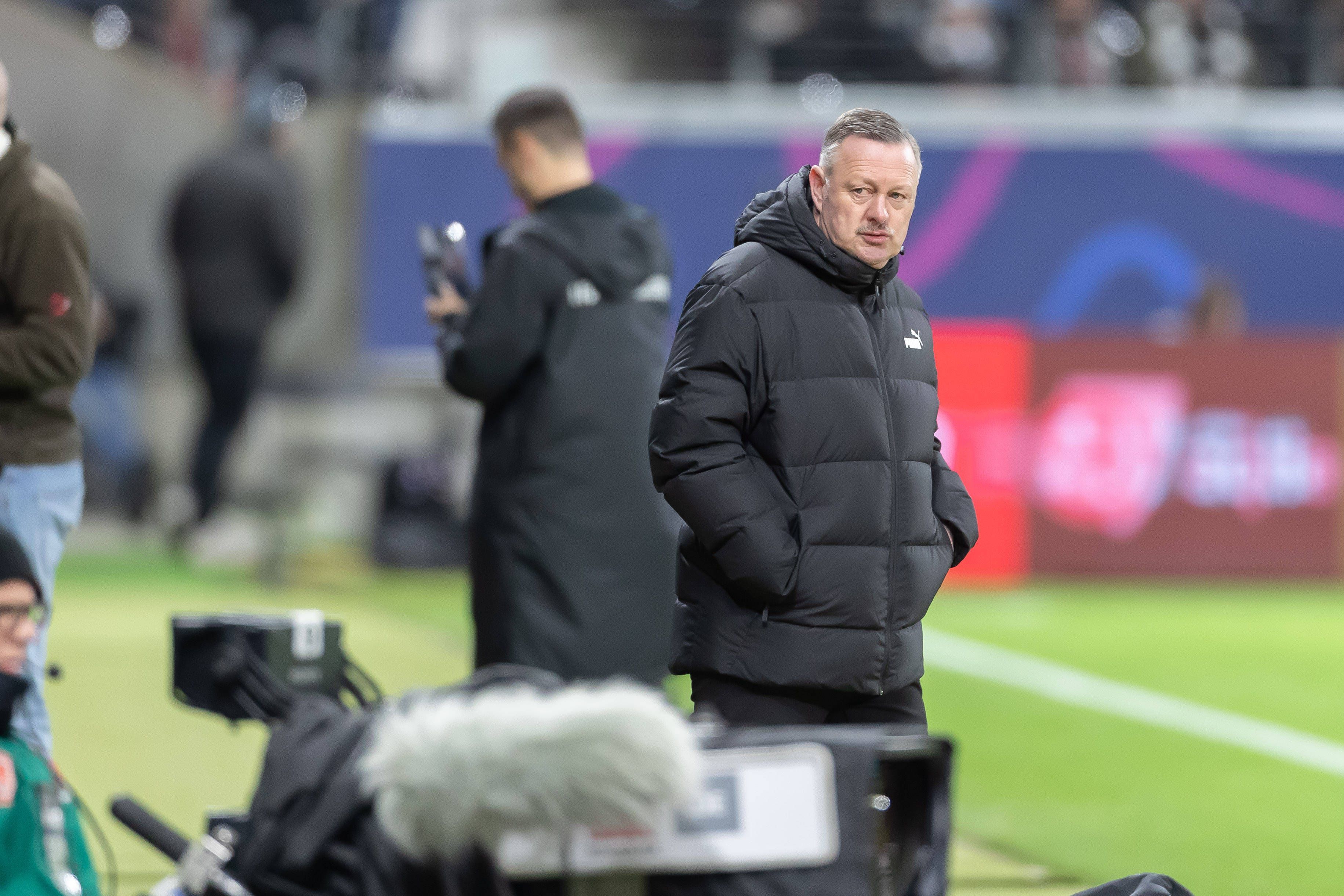 Roland Virkus am Spielfeldrand.