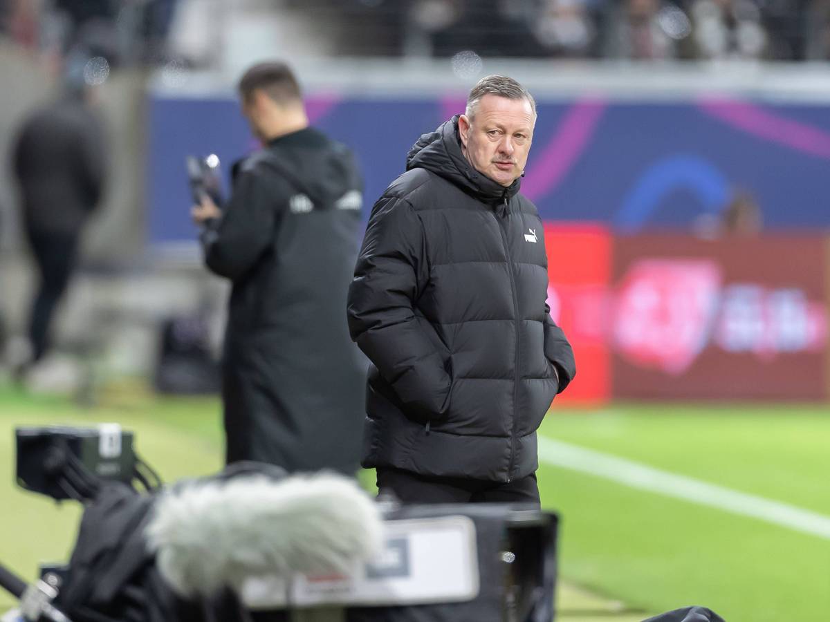 Roland Virkus am Spielfeldrand.