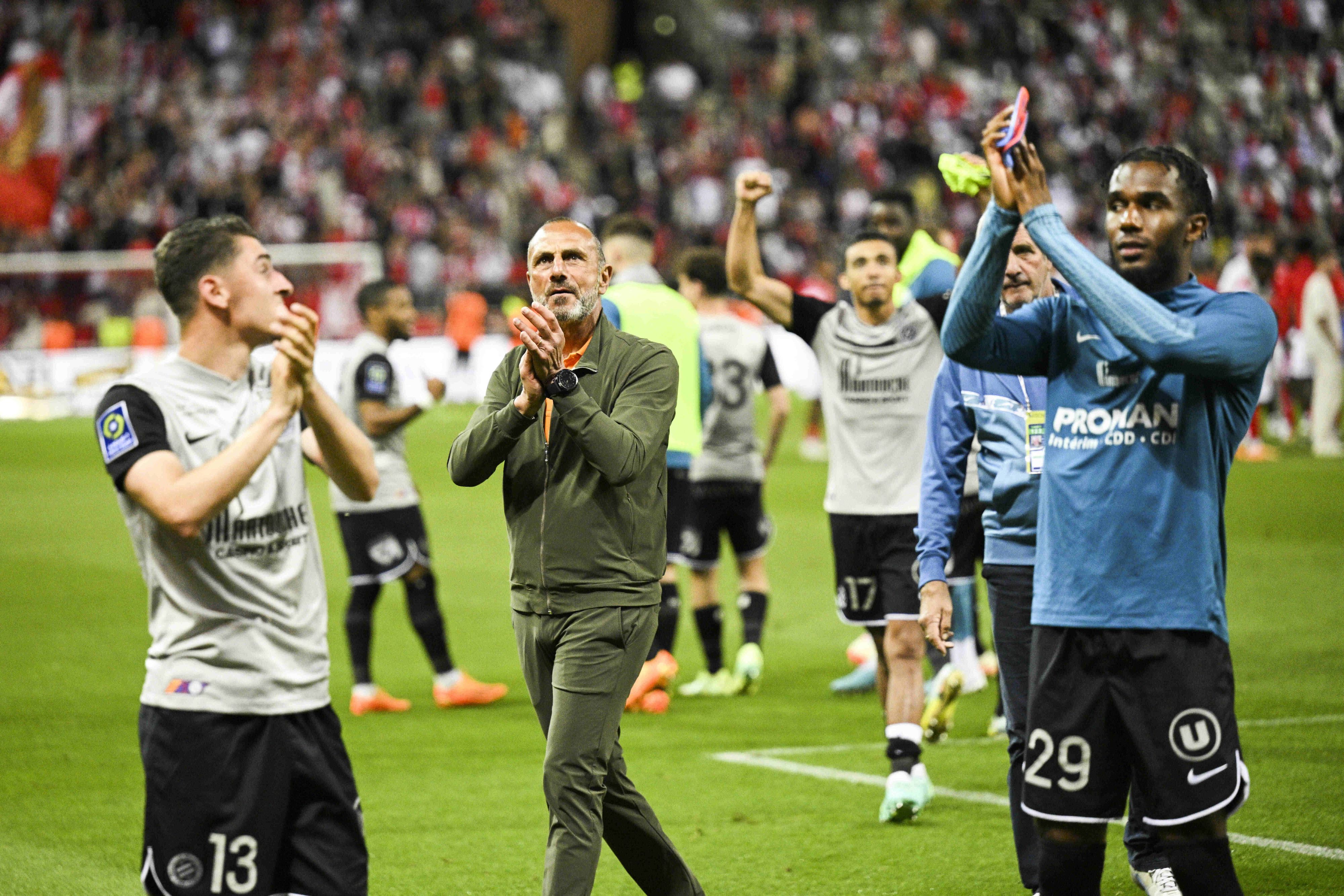 Joris Chotard und Michel Der Zakarian applaudieren den Fans.