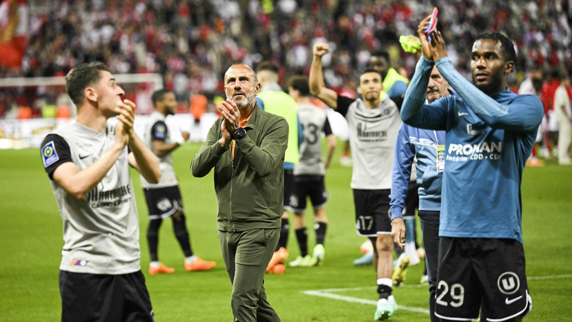 Joris Chotard und Michel Der Zakarian applaudieren den Fans.