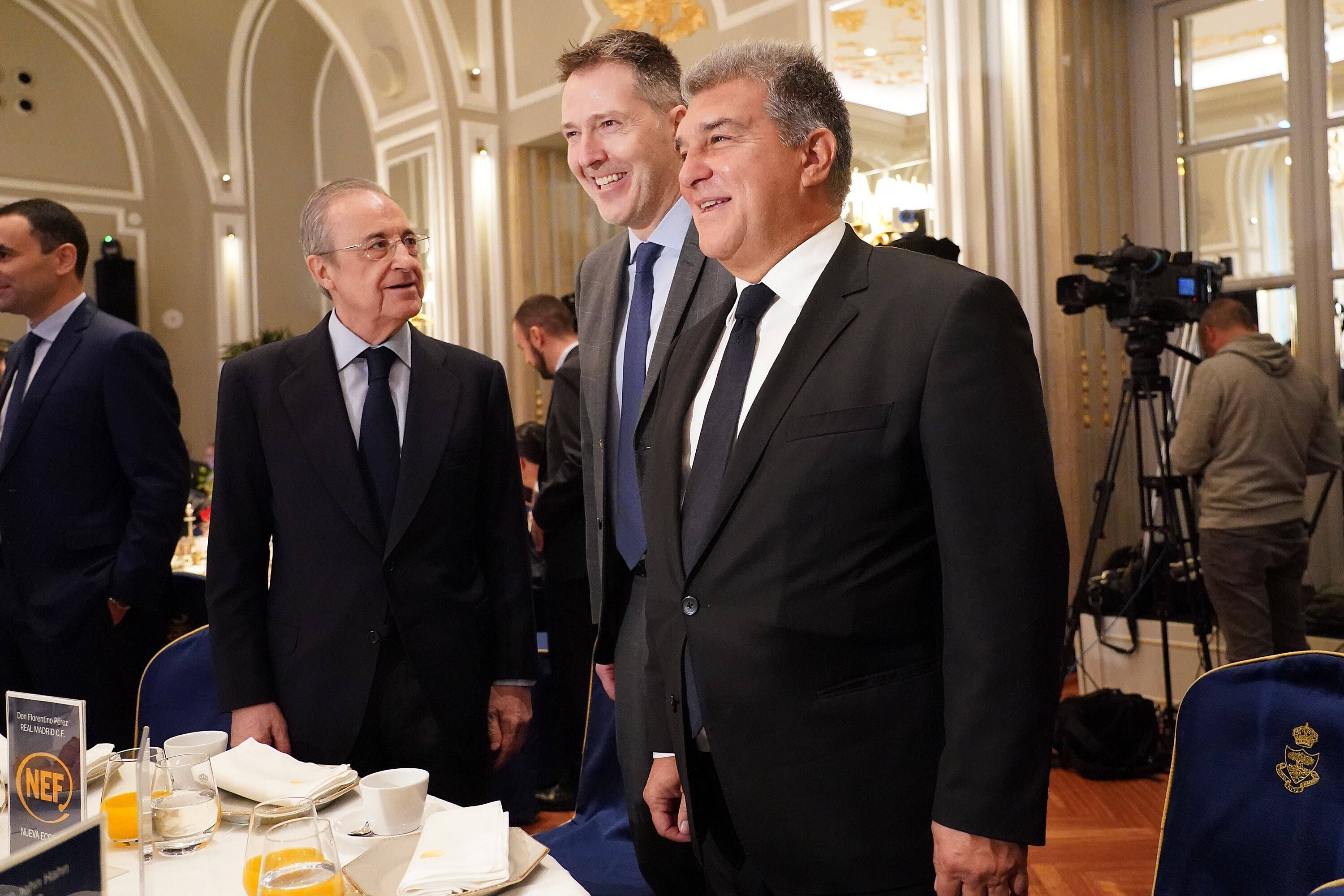 Super-League-Boss Bernd Reichart mit Florentino Perez und Joan Laporta.